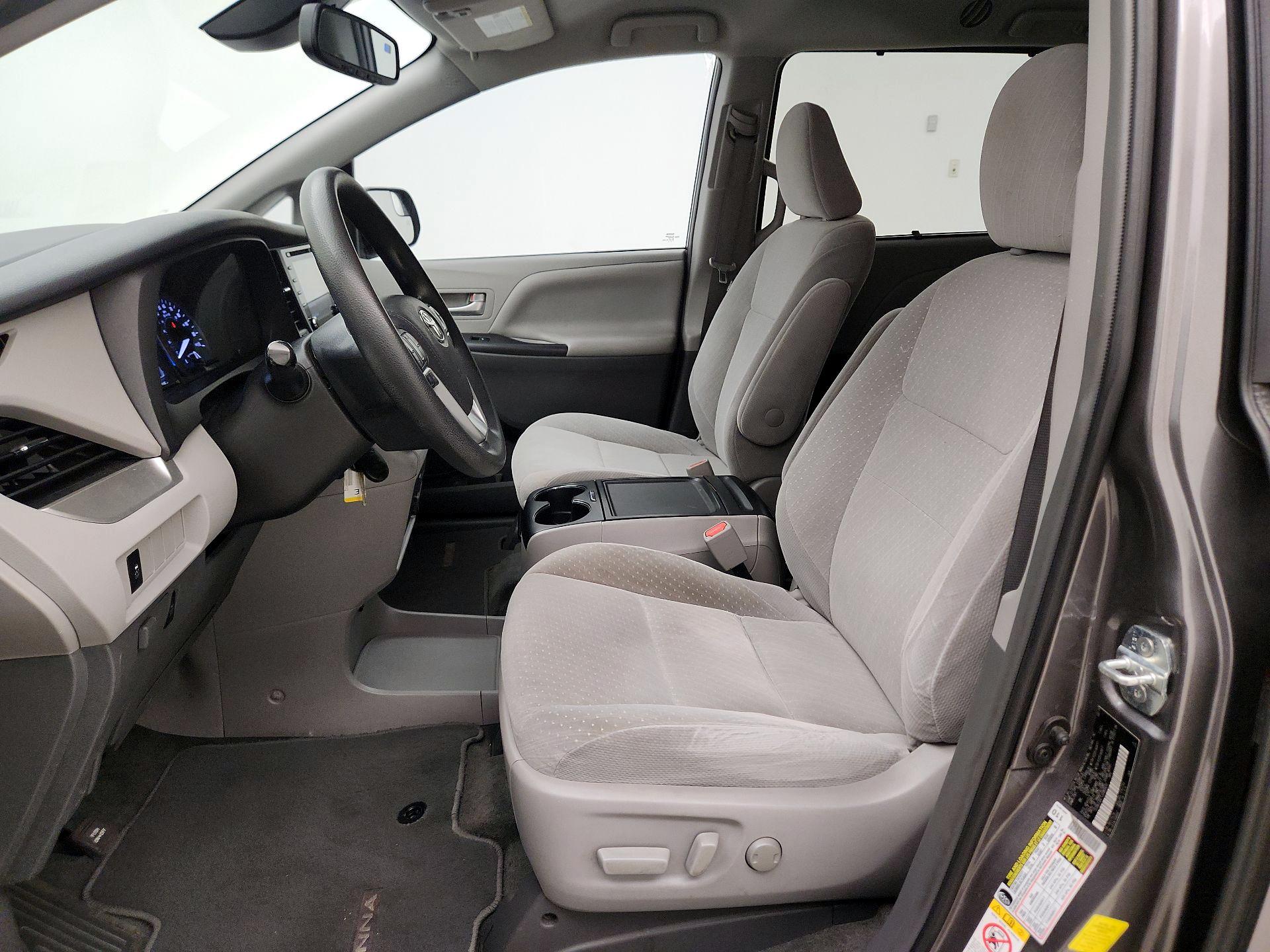 Thumbnail: 2018 Toyota Sienna - 11
