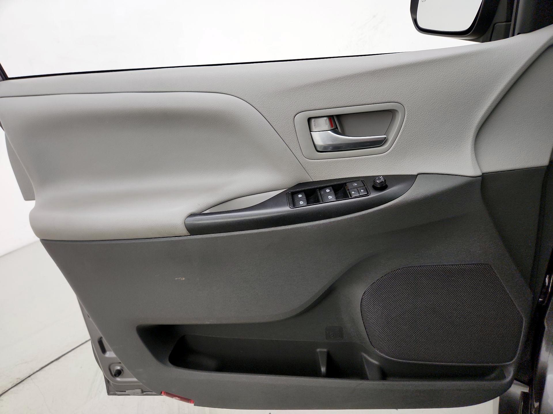 Thumbnail: 2018 Toyota Sienna - 12