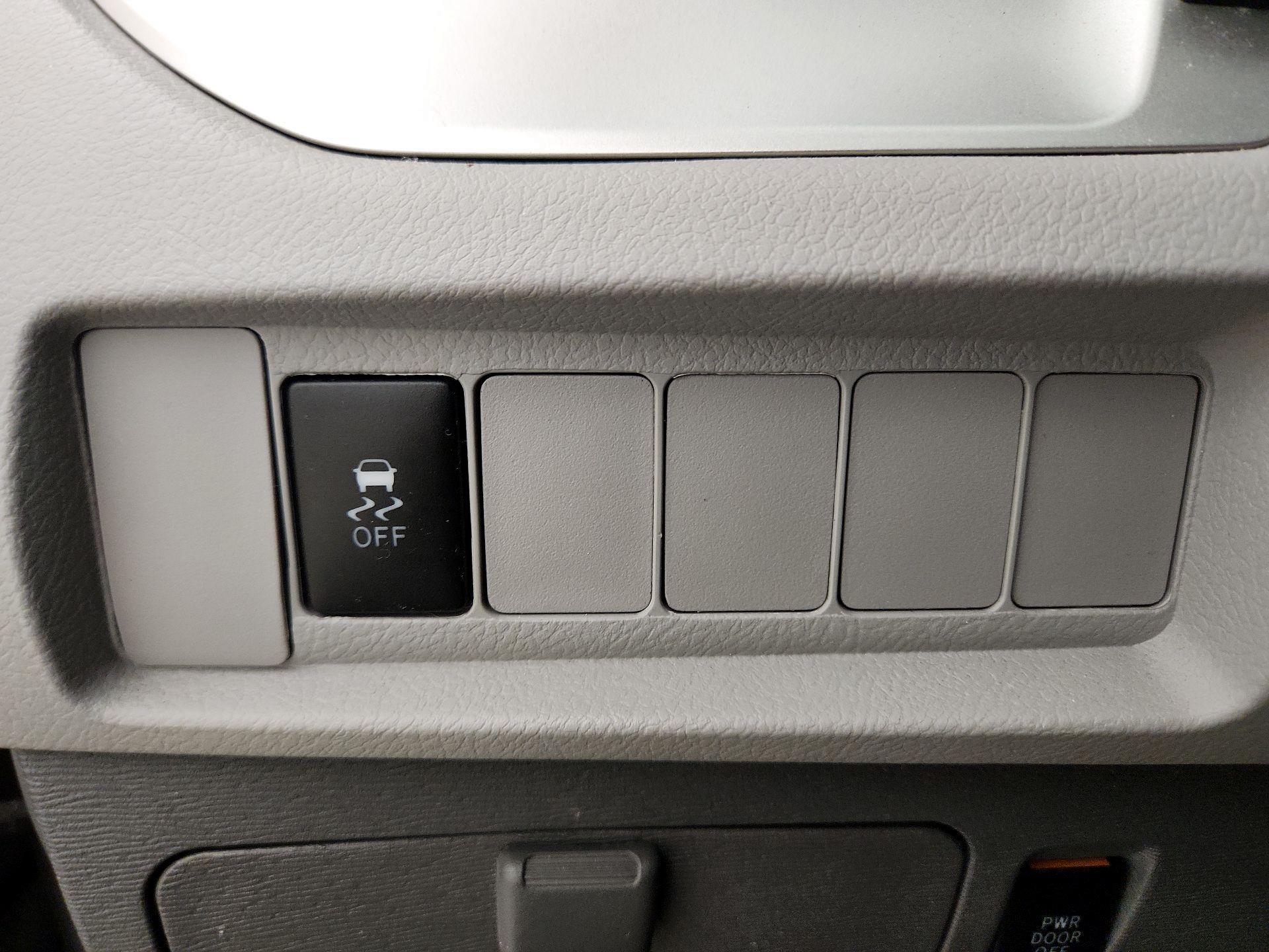 Thumbnail: 2018 Toyota Sienna - 13