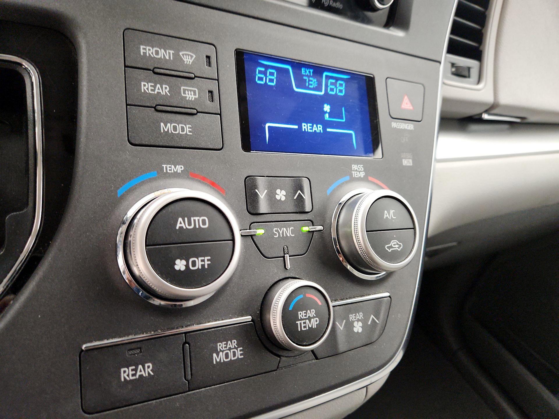 Thumbnail: 2018 Toyota Sienna - 16