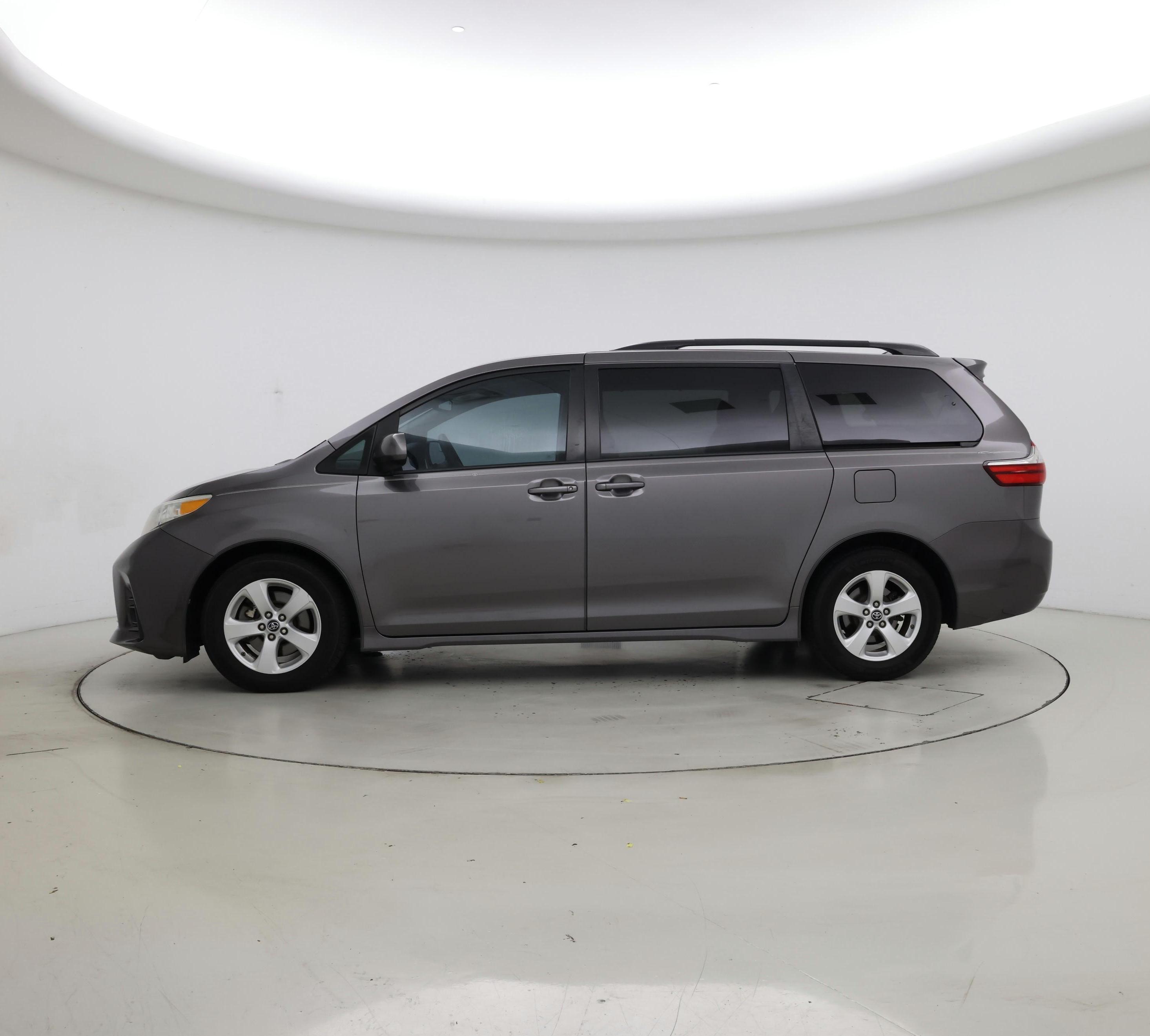 Thumbnail: 2018 Toyota Sienna - 3