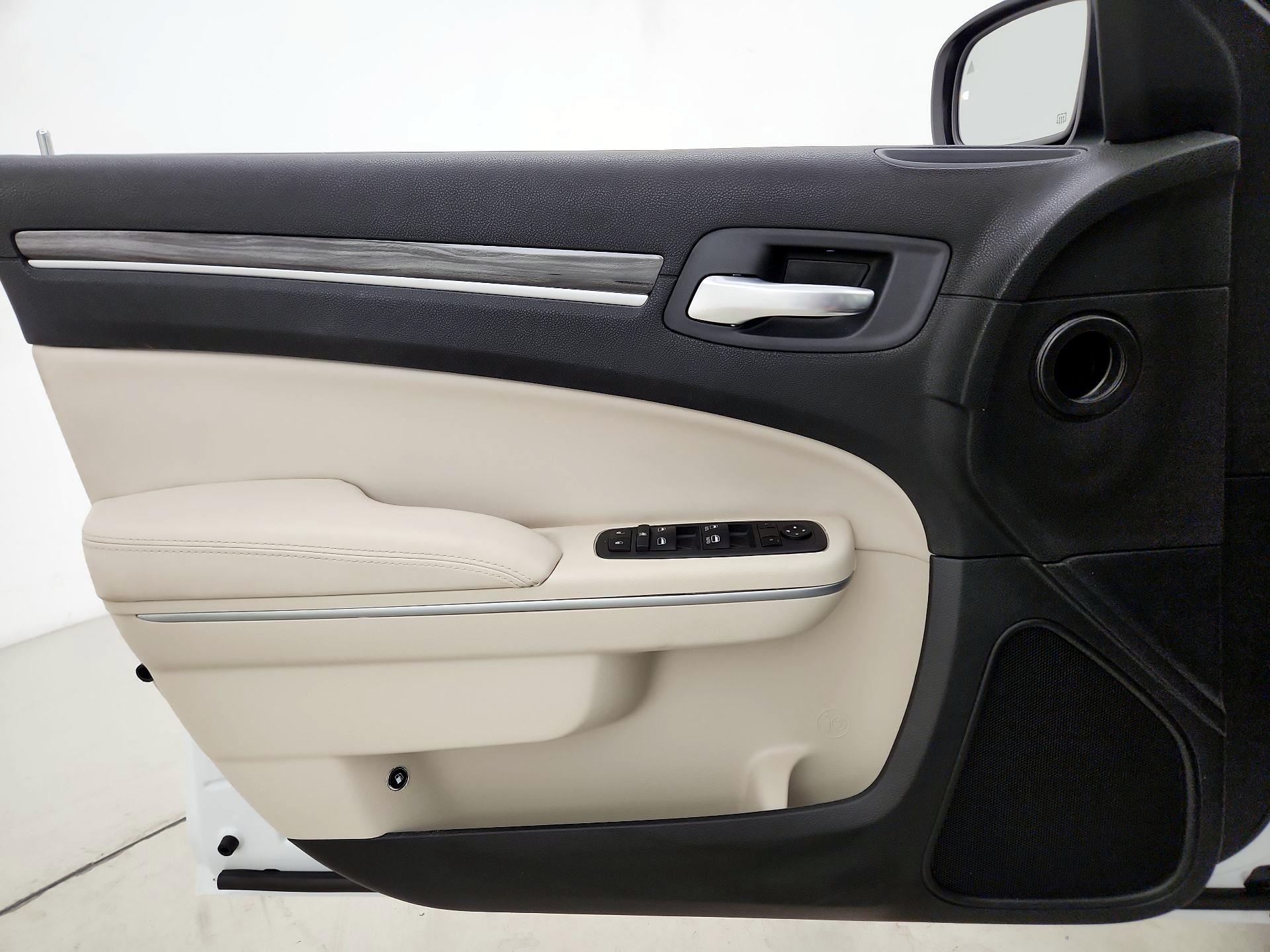 Thumbnail: 2022 Chrysler 300 - 12
