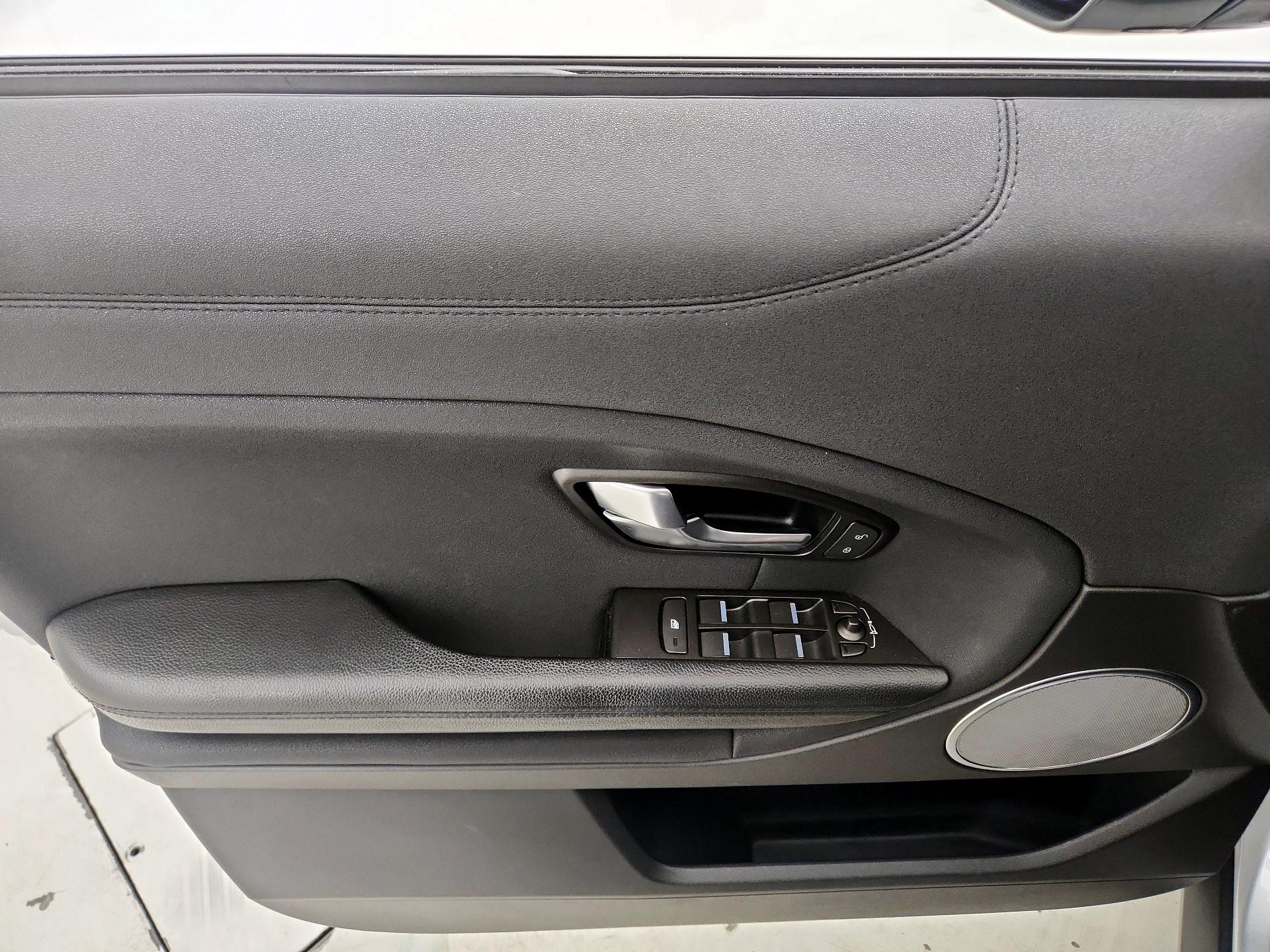 Thumbnail: 2019 Land Rover Range Rover Evoque - 12