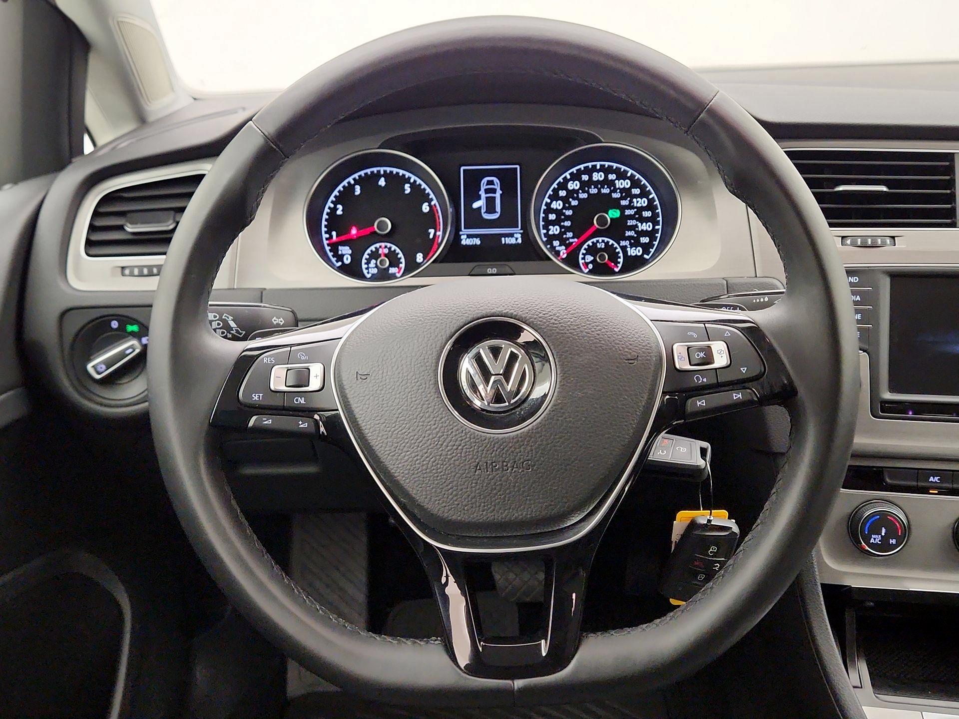 Thumbnail: 2016 Volkswagen Golf - 10