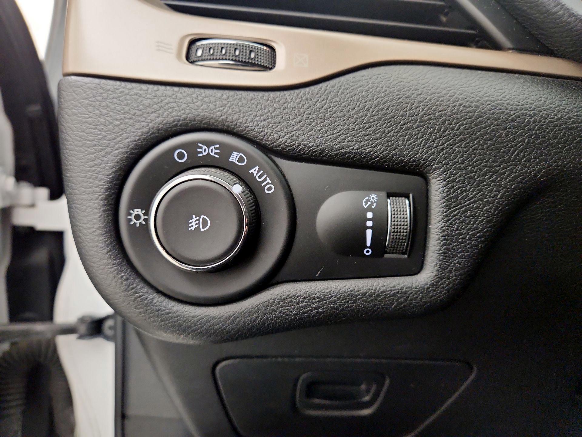 Thumbnail: 2018 Jeep Cherokee - 13