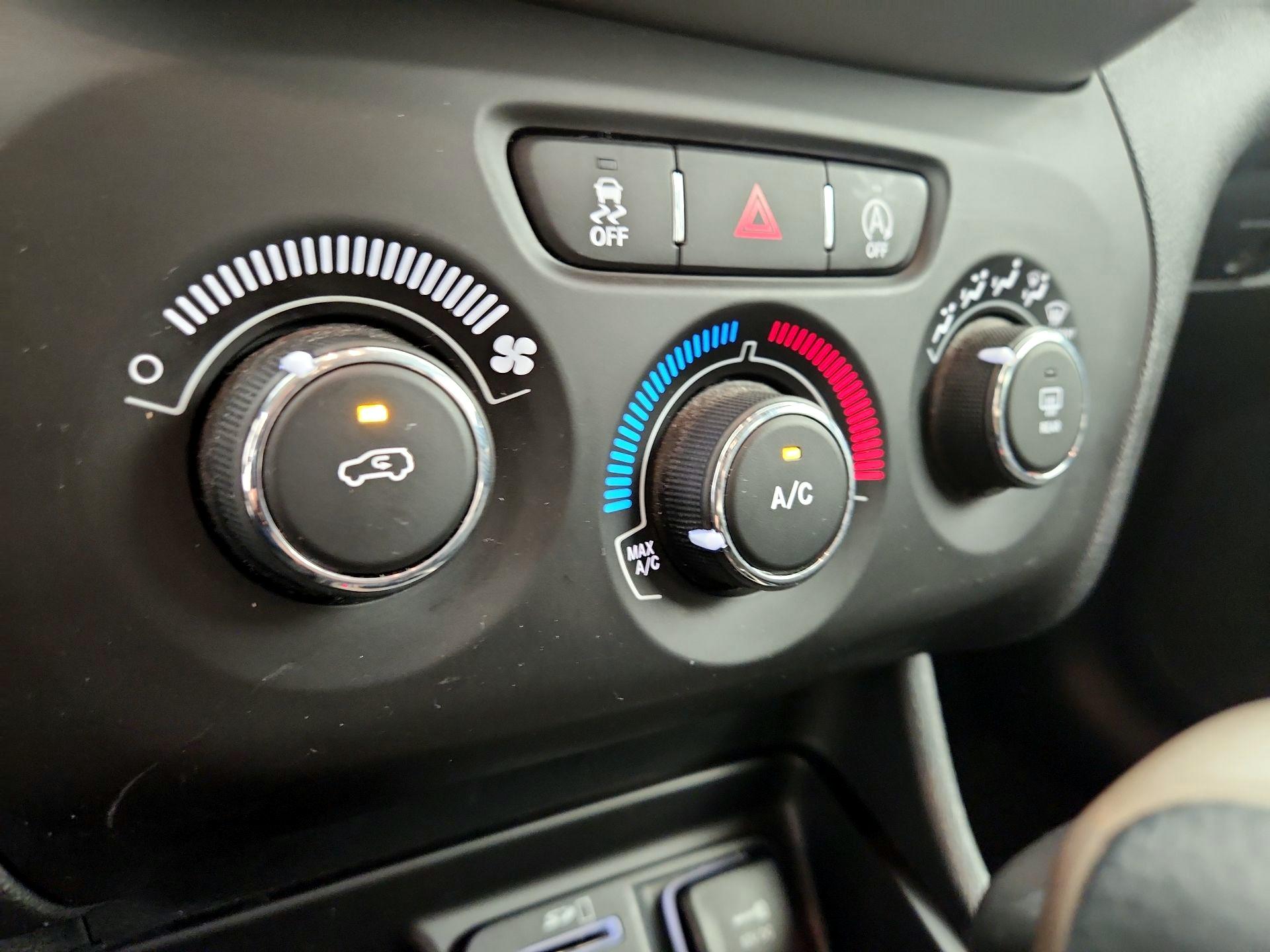 Thumbnail: 2018 Jeep Cherokee - 16