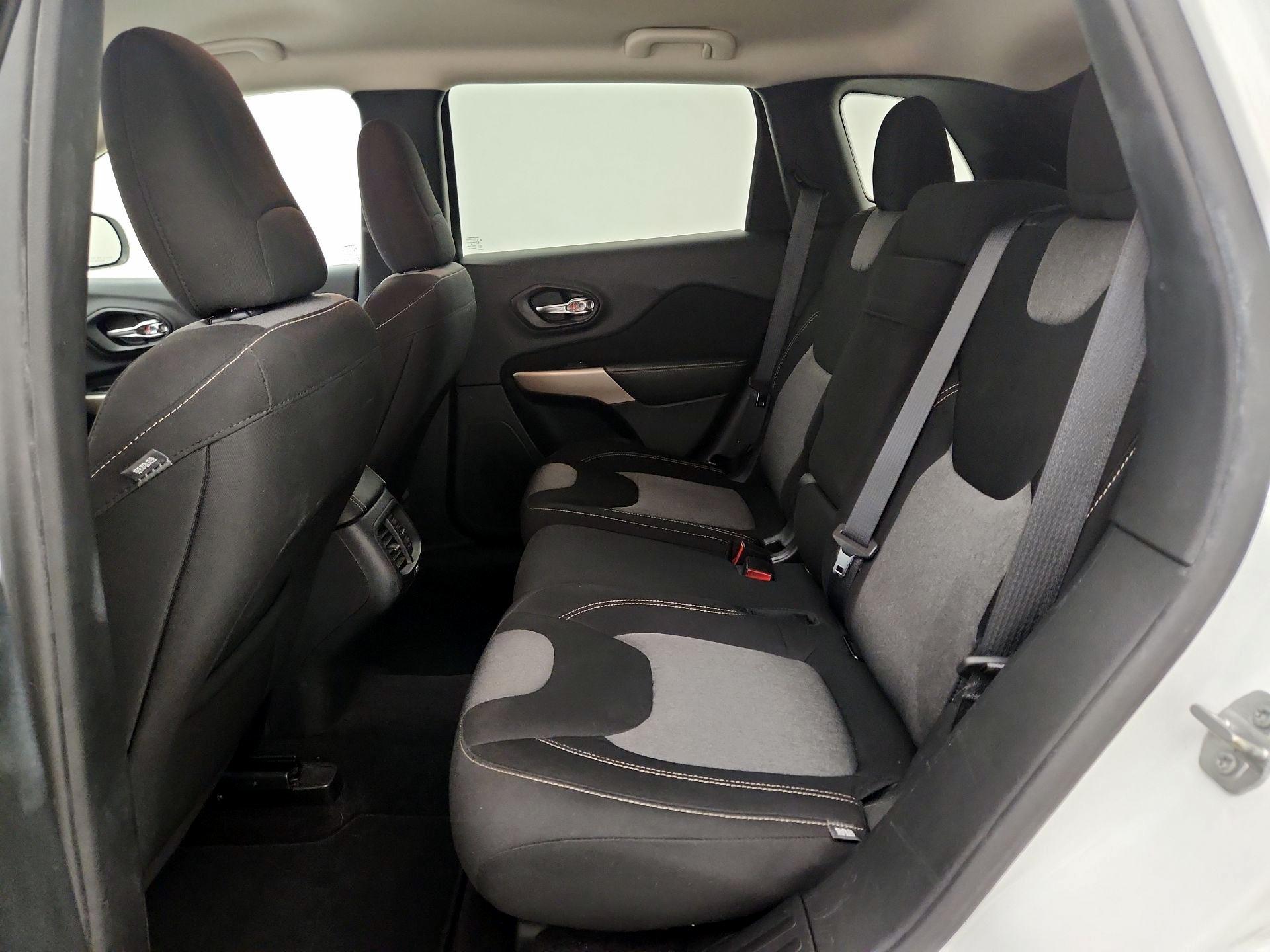 Thumbnail: 2018 Jeep Cherokee - 19