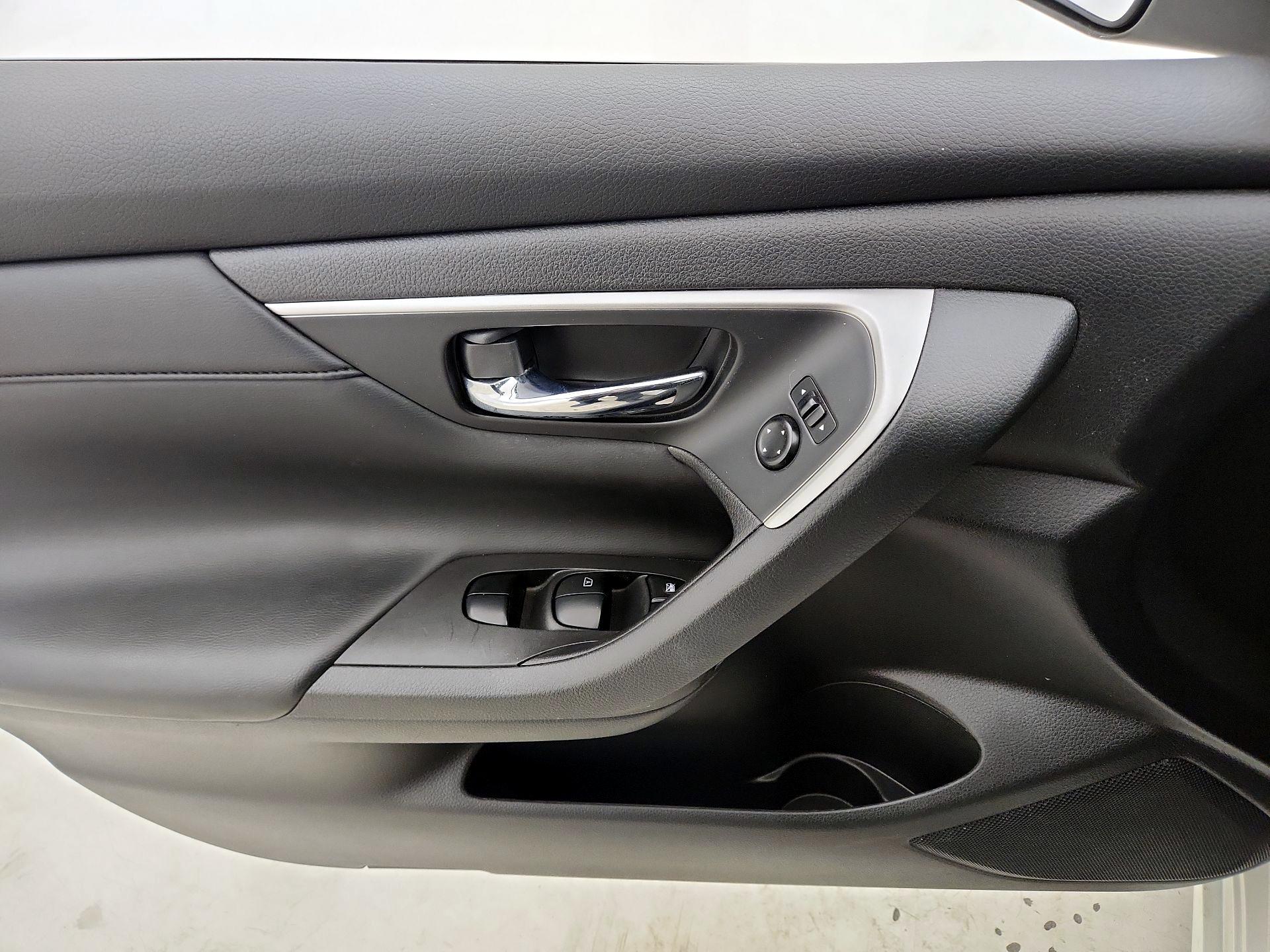 Thumbnail: 2015 Nissan Altima - 12