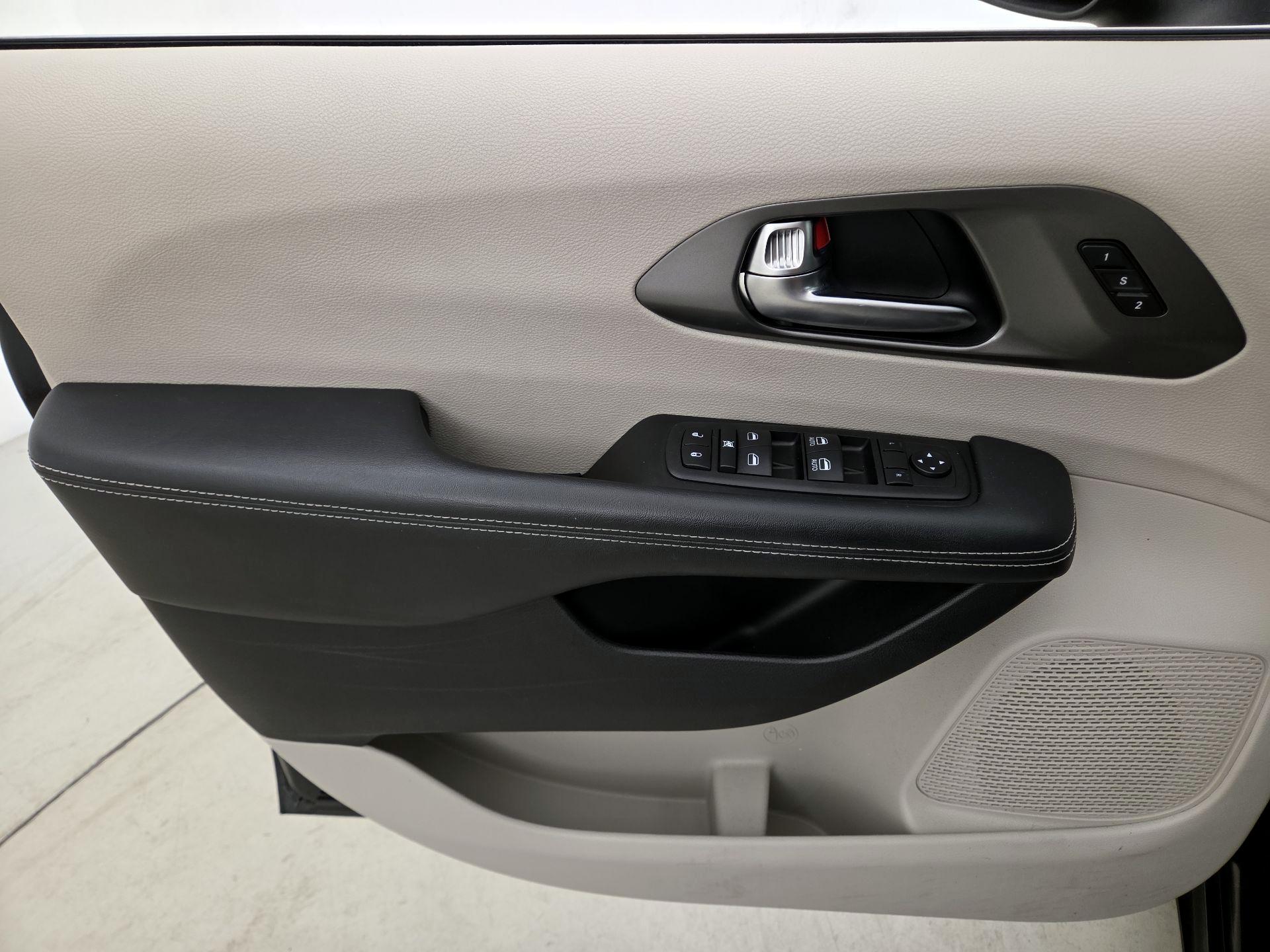 Thumbnail: 2023 Chrysler Pacifica - 12