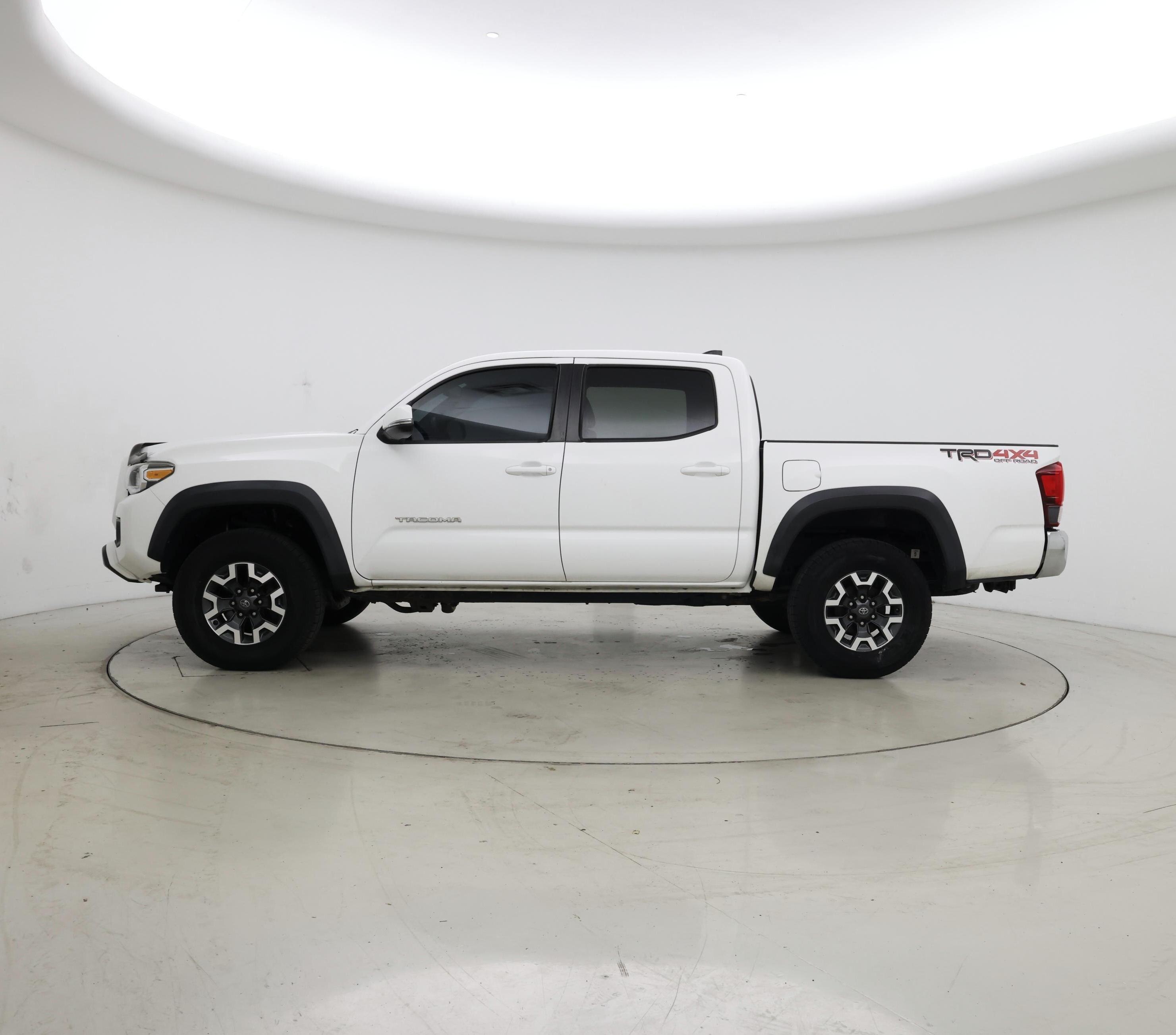 Thumbnail: 2019 Toyota Tacoma - 3