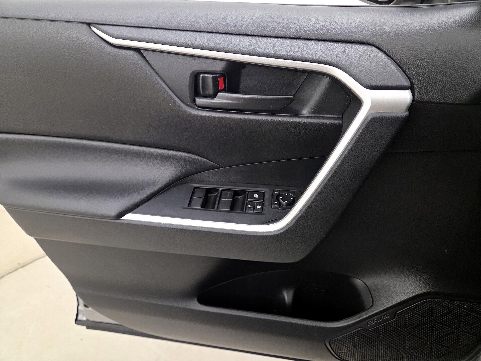 Thumbnail: 2022 Toyota RAV4 - 12