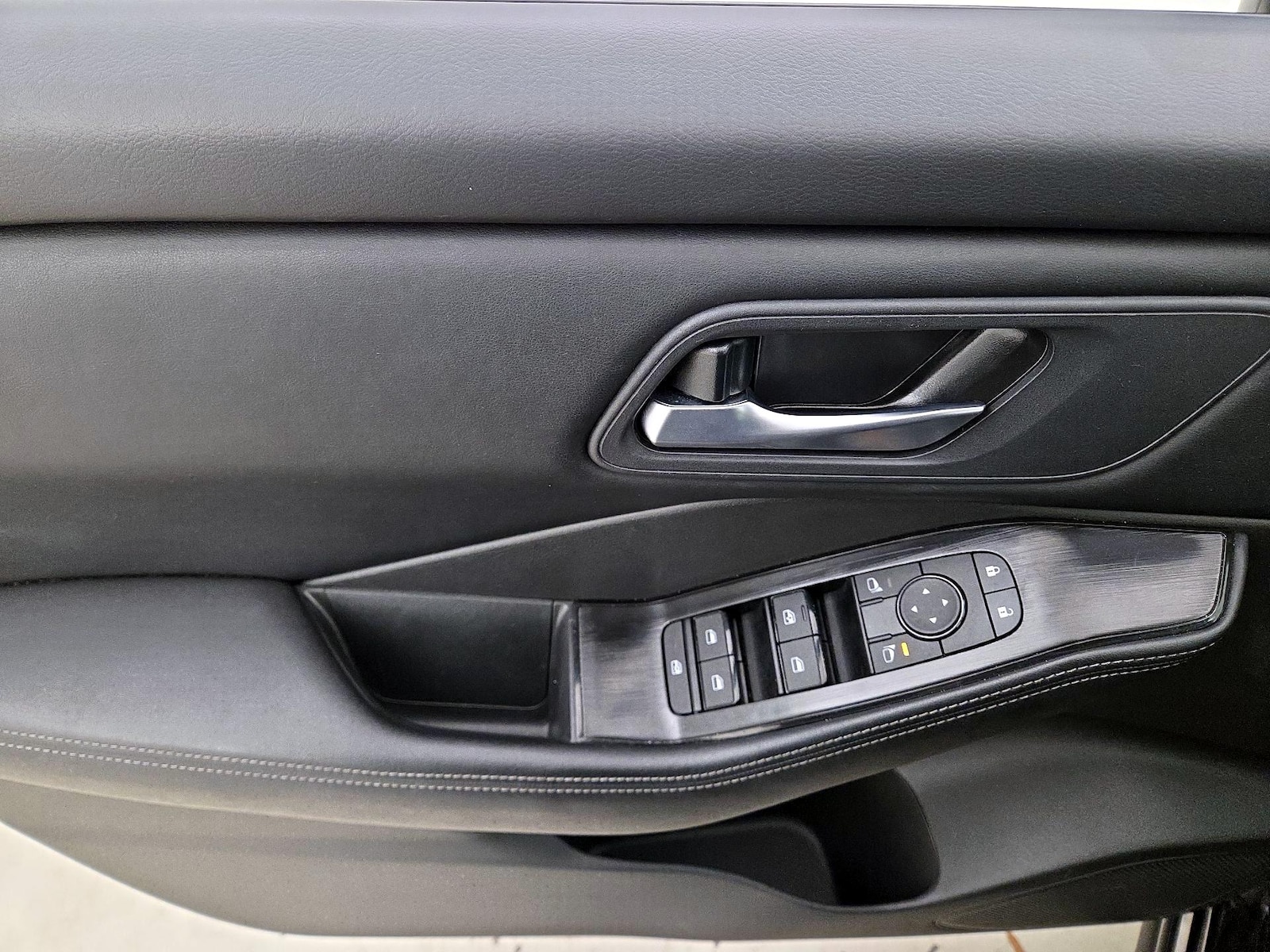 2025 Nissan Rogue SV - Photo 13