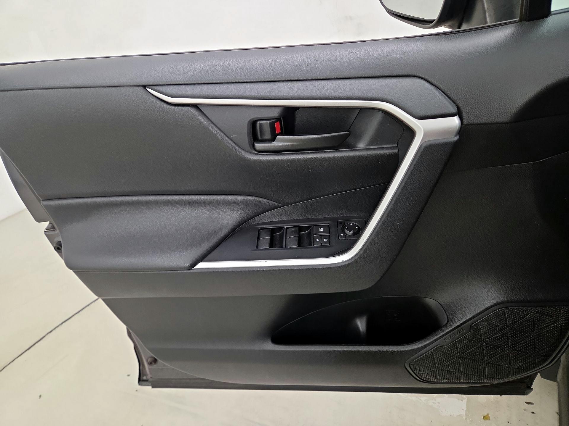 Thumbnail: 2020 Toyota RAV4 - 12