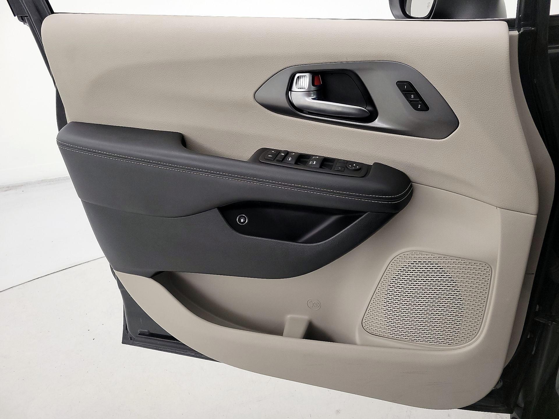 Thumbnail: 2023 Chrysler Pacifica - 12