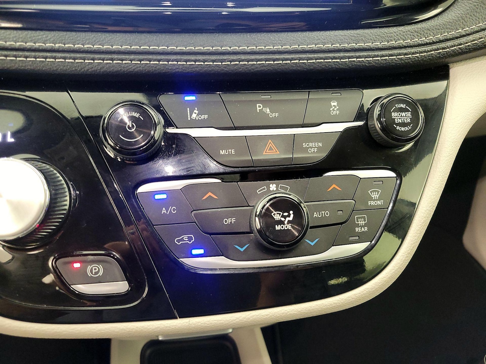 2023 Chrysler Pacifica Hybrid Touring L - Photo 17