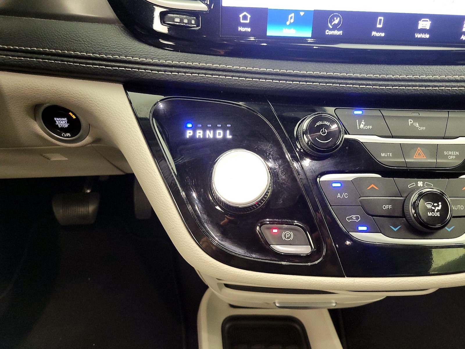 2023 Chrysler Pacifica Hybrid Touring L - Photo 18