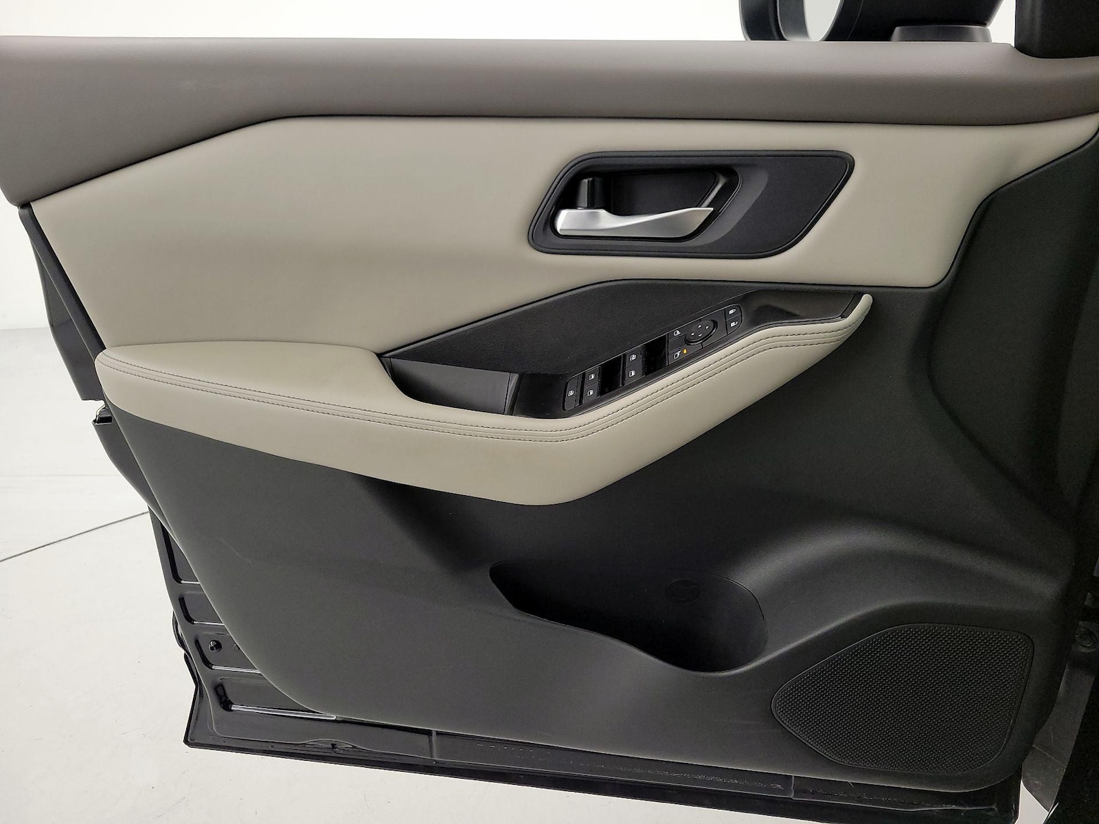 2025 Nissan Rogue SV - Photo 13