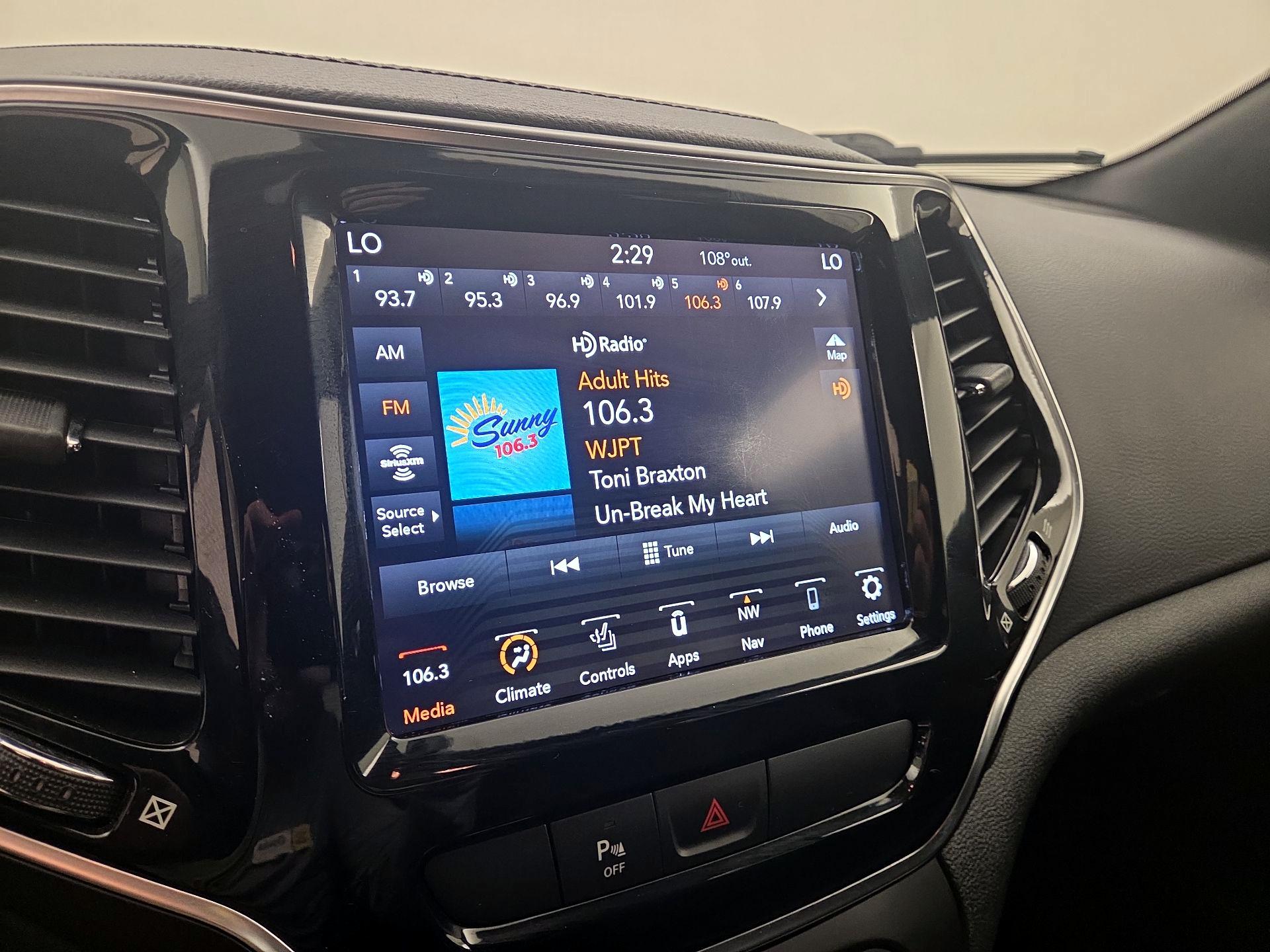 Thumbnail: 2020 Jeep Cherokee - 16