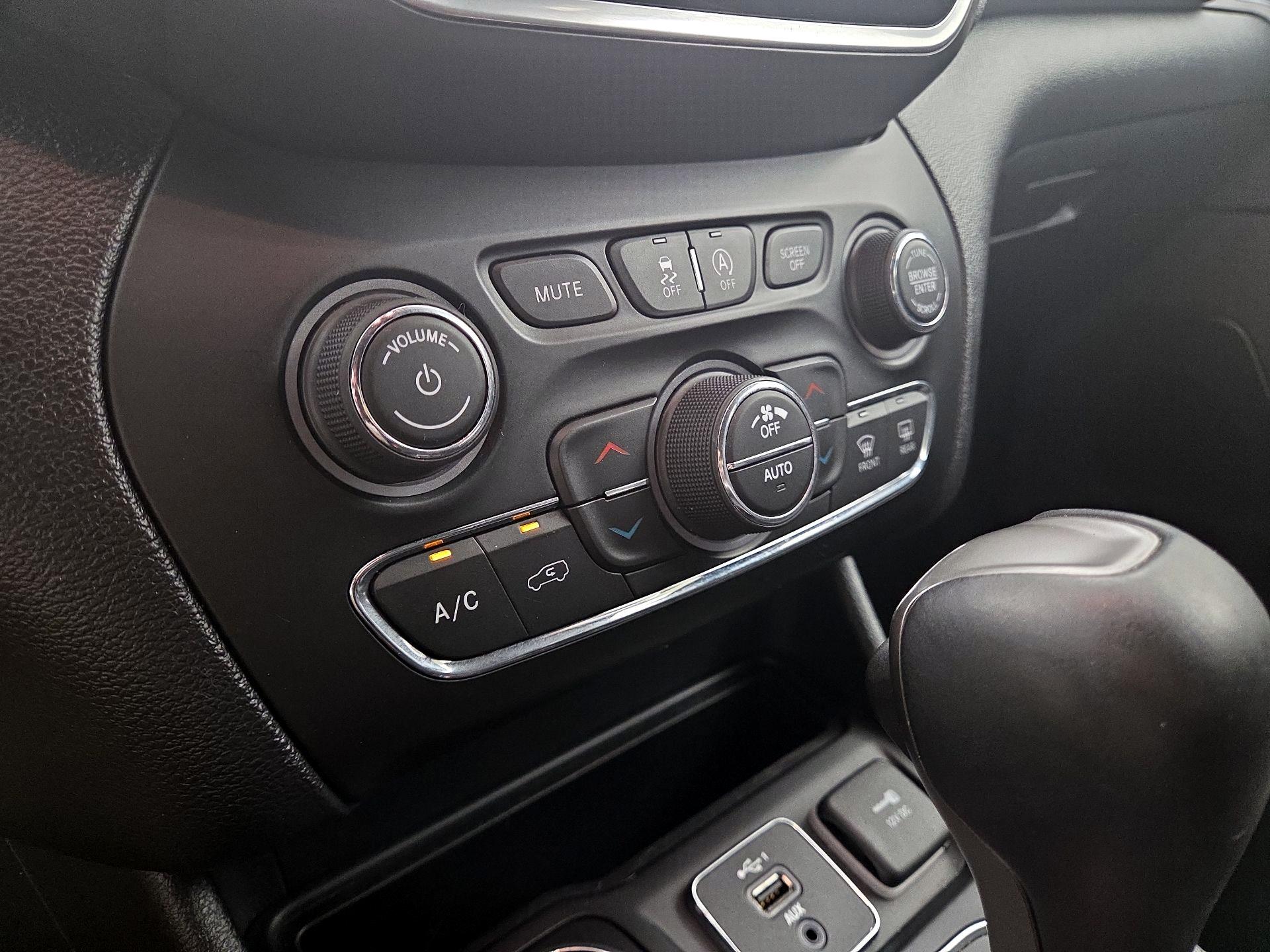 Thumbnail: 2020 Jeep Cherokee - 17