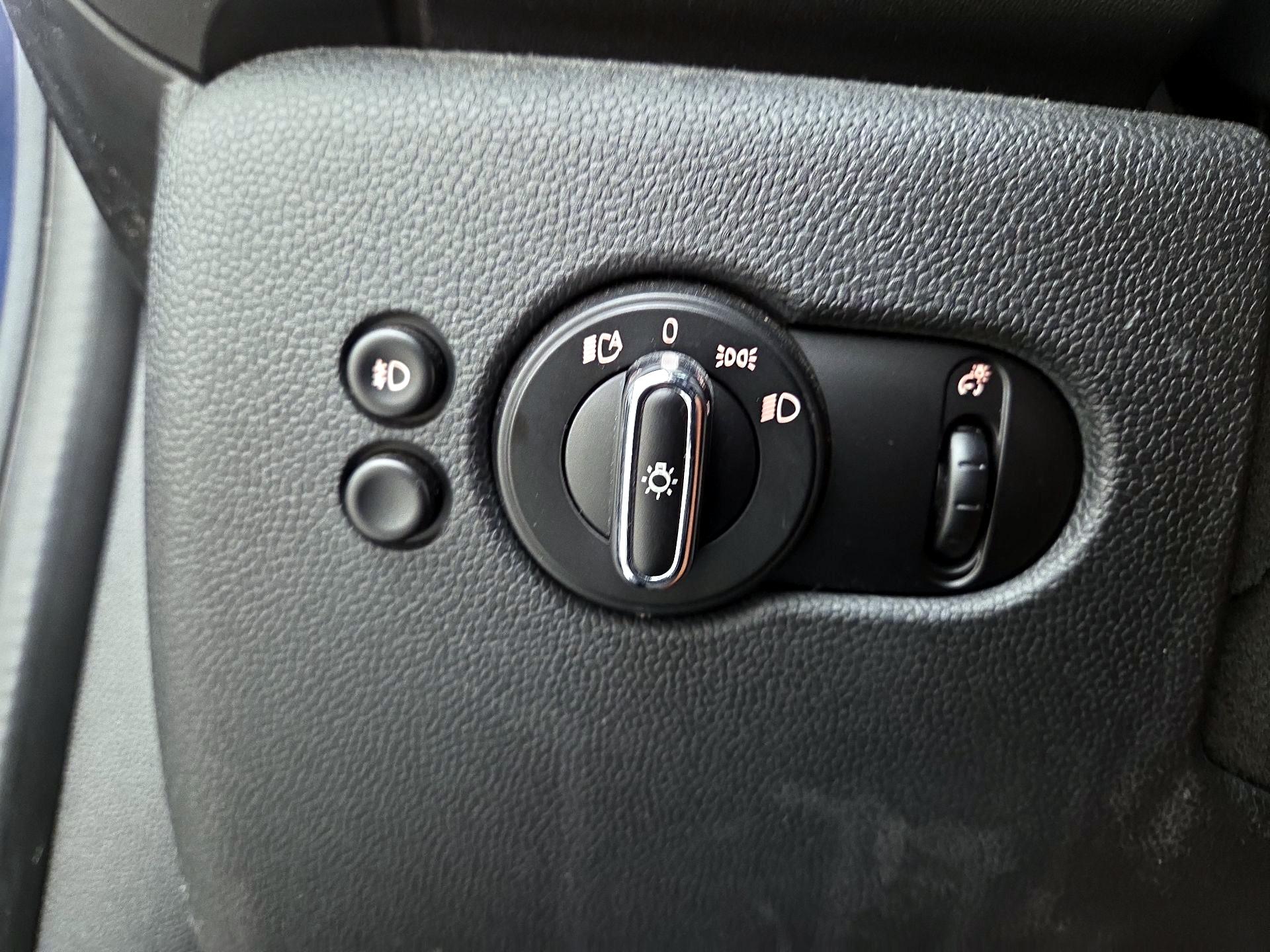 Thumbnail: 2015 MINI Cooper Hardtop - 13
