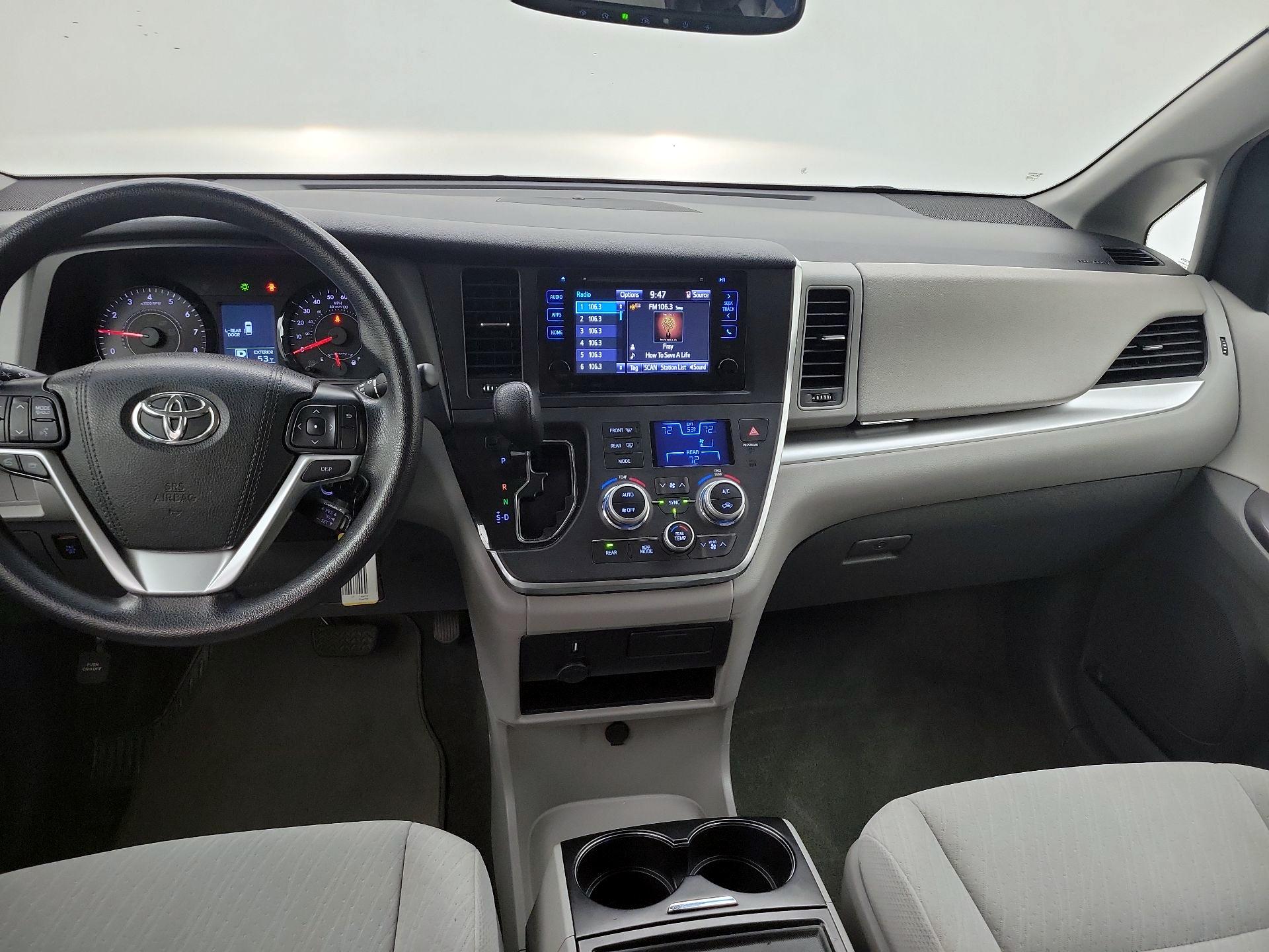 Thumbnail: 2017 Toyota Sienna - 9