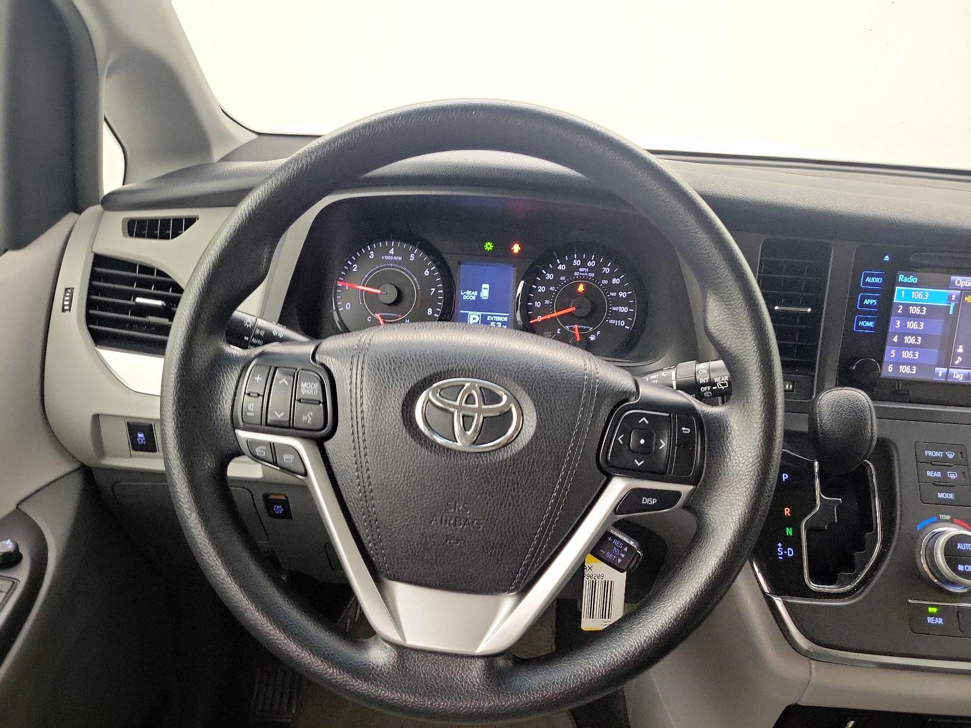 Thumbnail: 2017 Toyota Sienna - 10