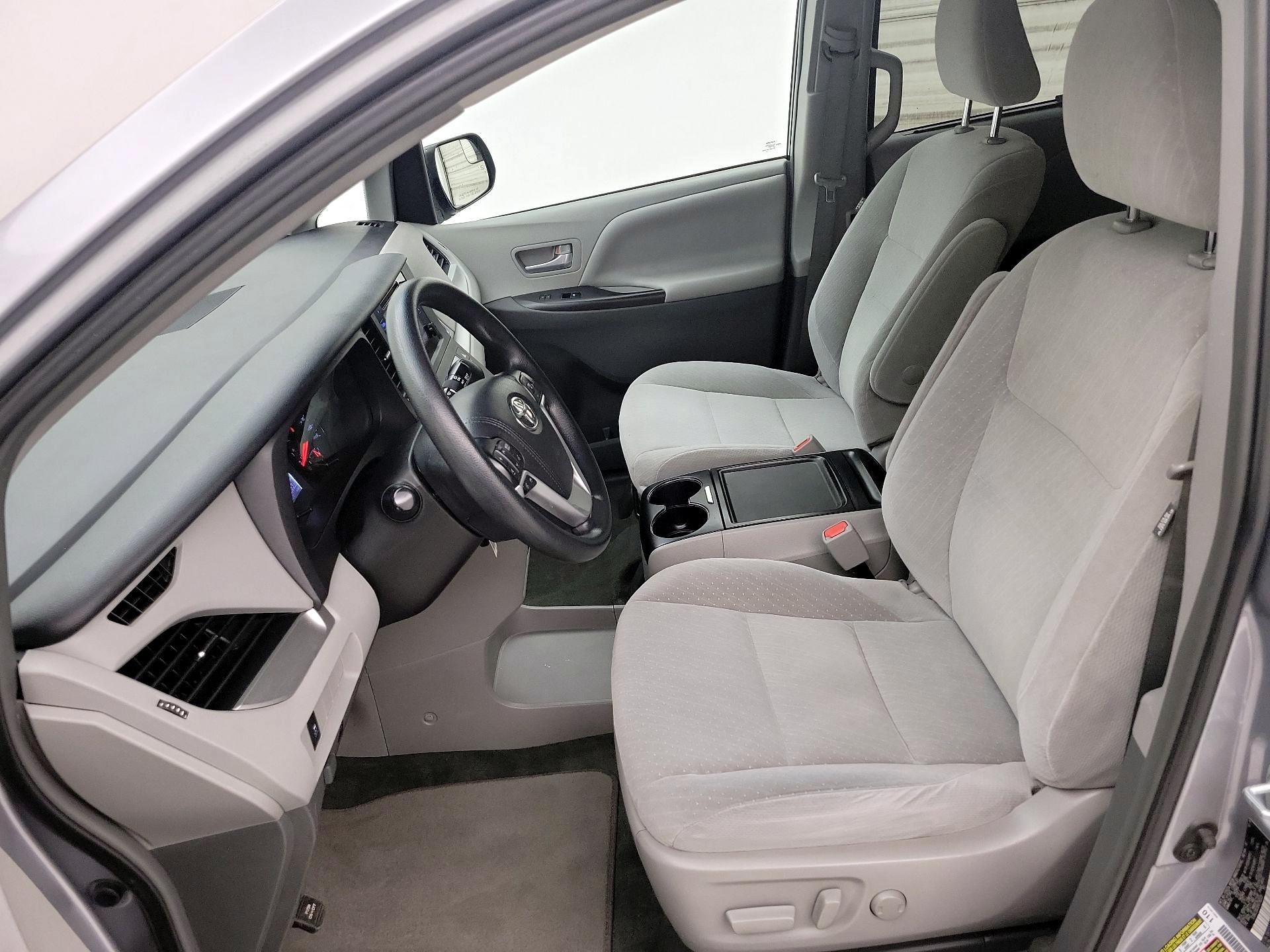 Thumbnail: 2017 Toyota Sienna - 11