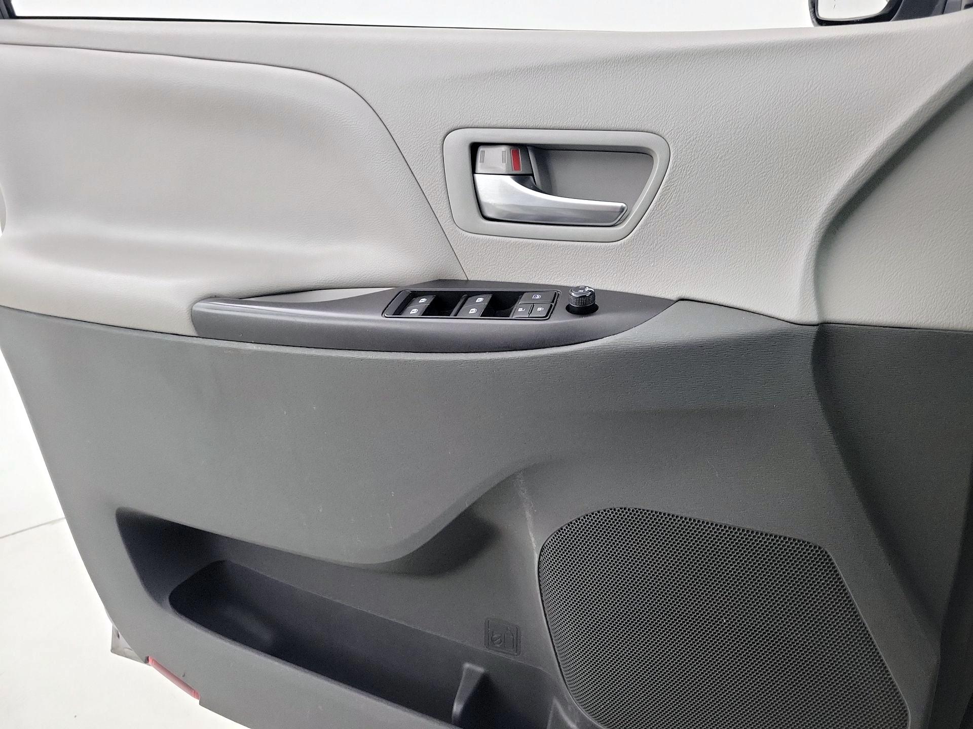 Thumbnail: 2017 Toyota Sienna - 12