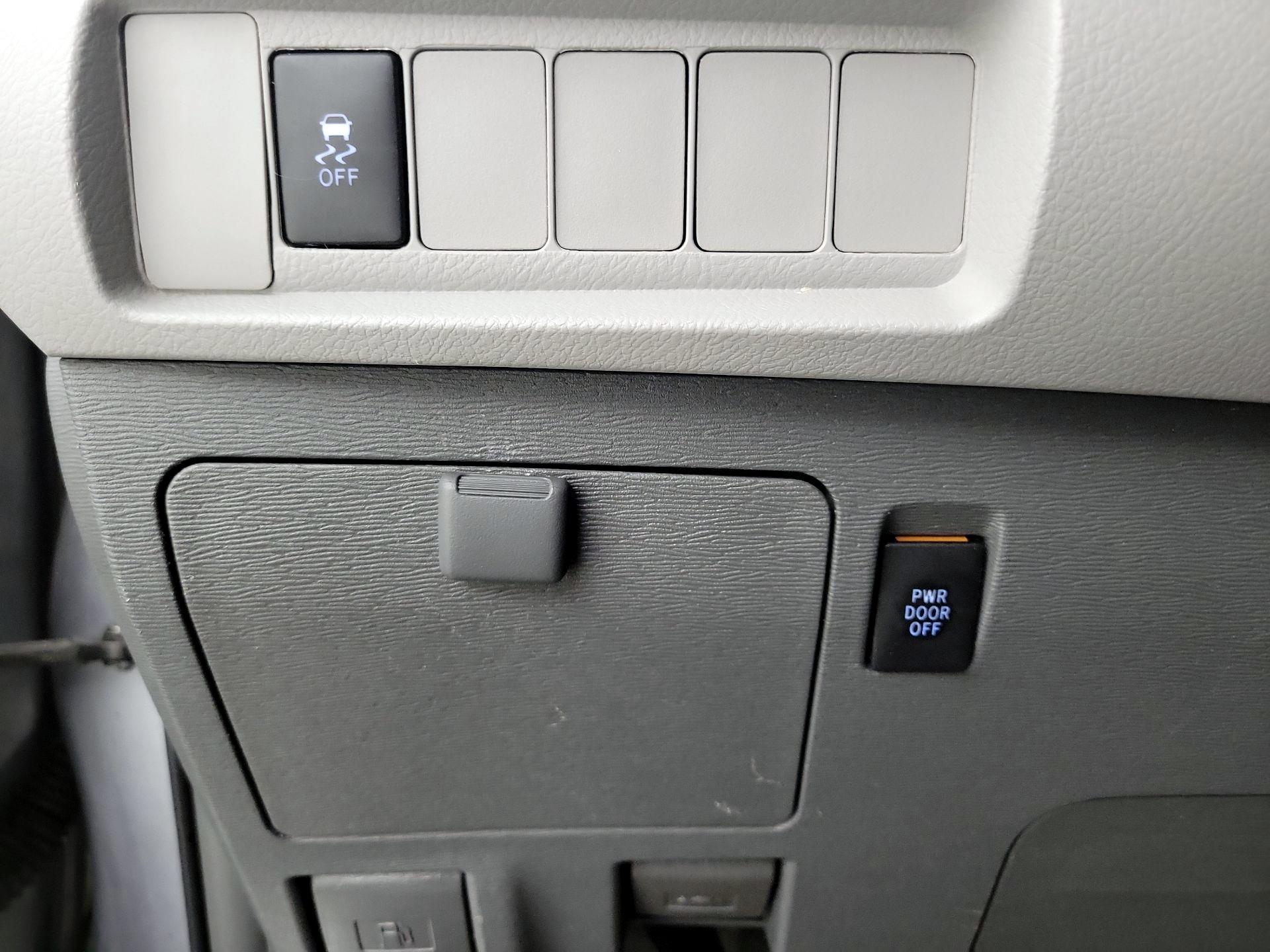 Thumbnail: 2017 Toyota Sienna - 13