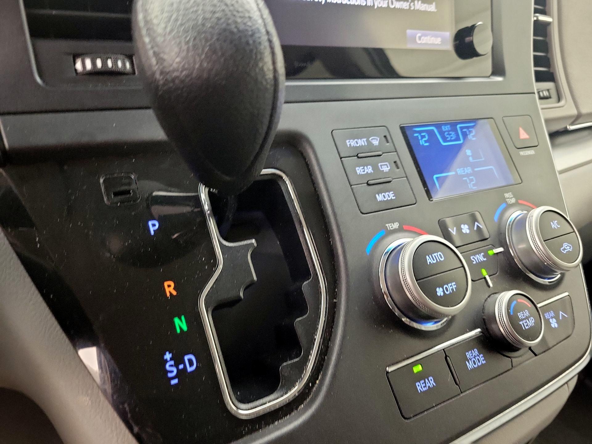 Thumbnail: 2017 Toyota Sienna - 17