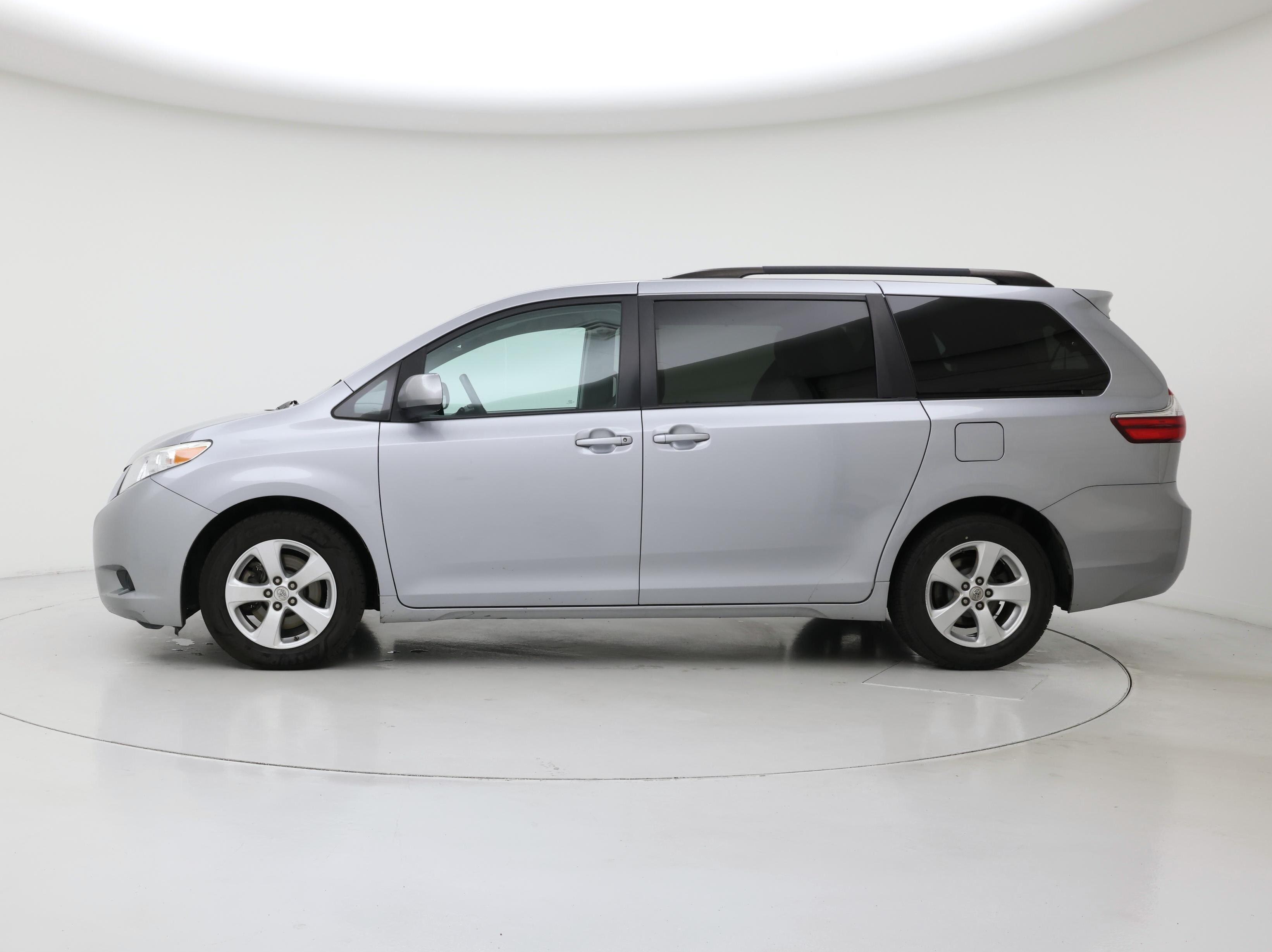 Thumbnail: 2017 Toyota Sienna - 3