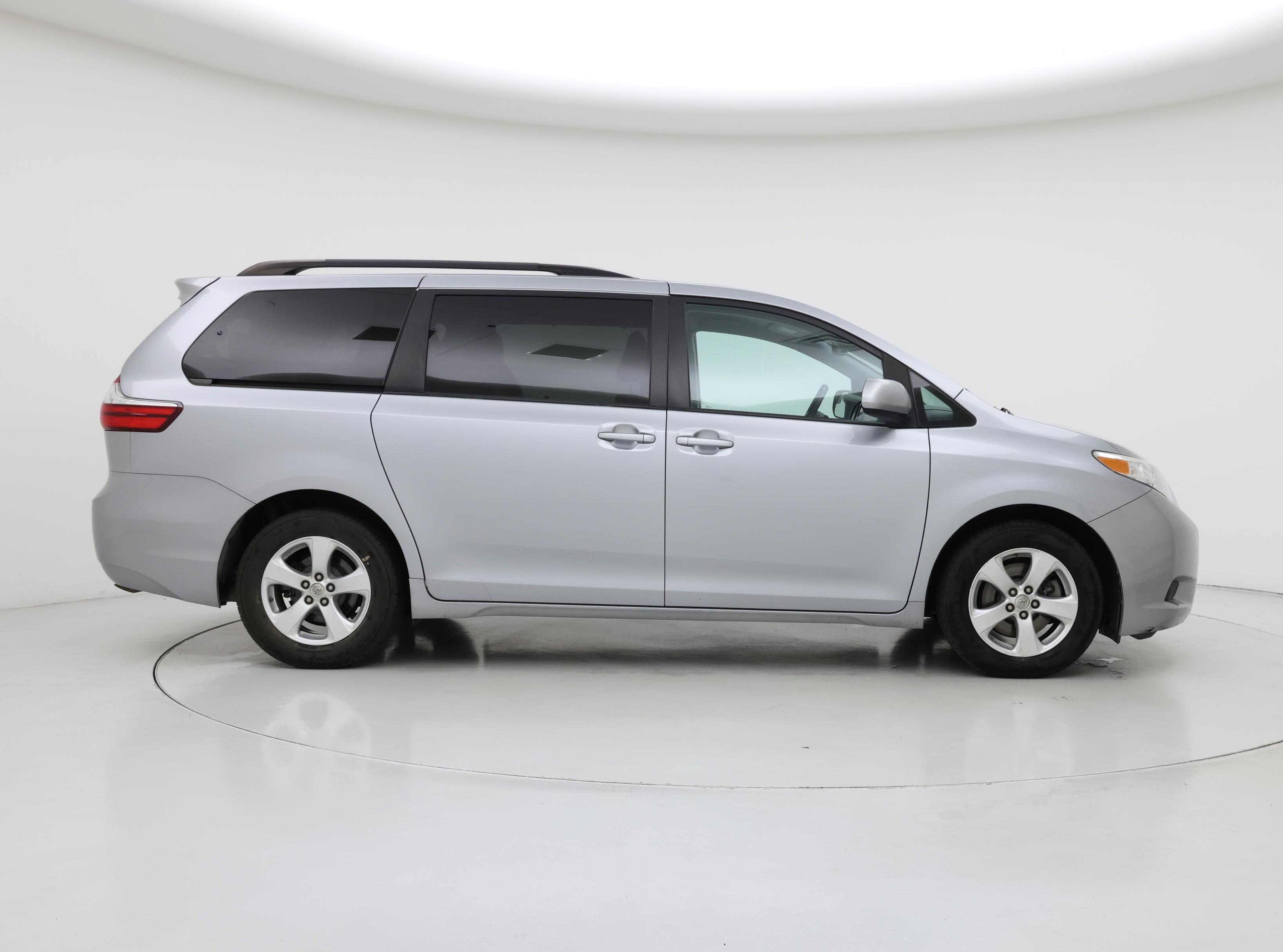 Thumbnail: 2017 Toyota Sienna - 7