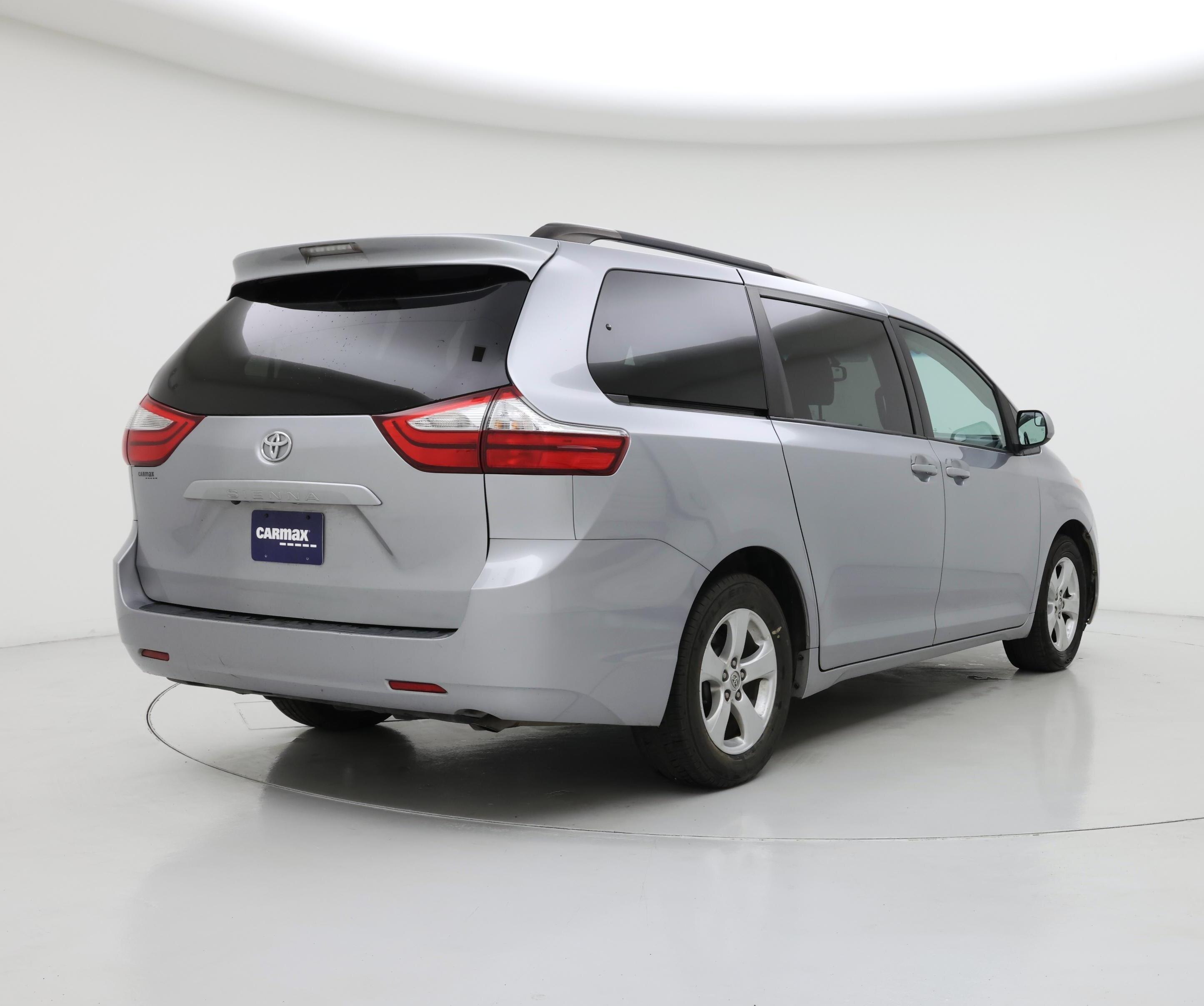 Thumbnail: 2017 Toyota Sienna - 8