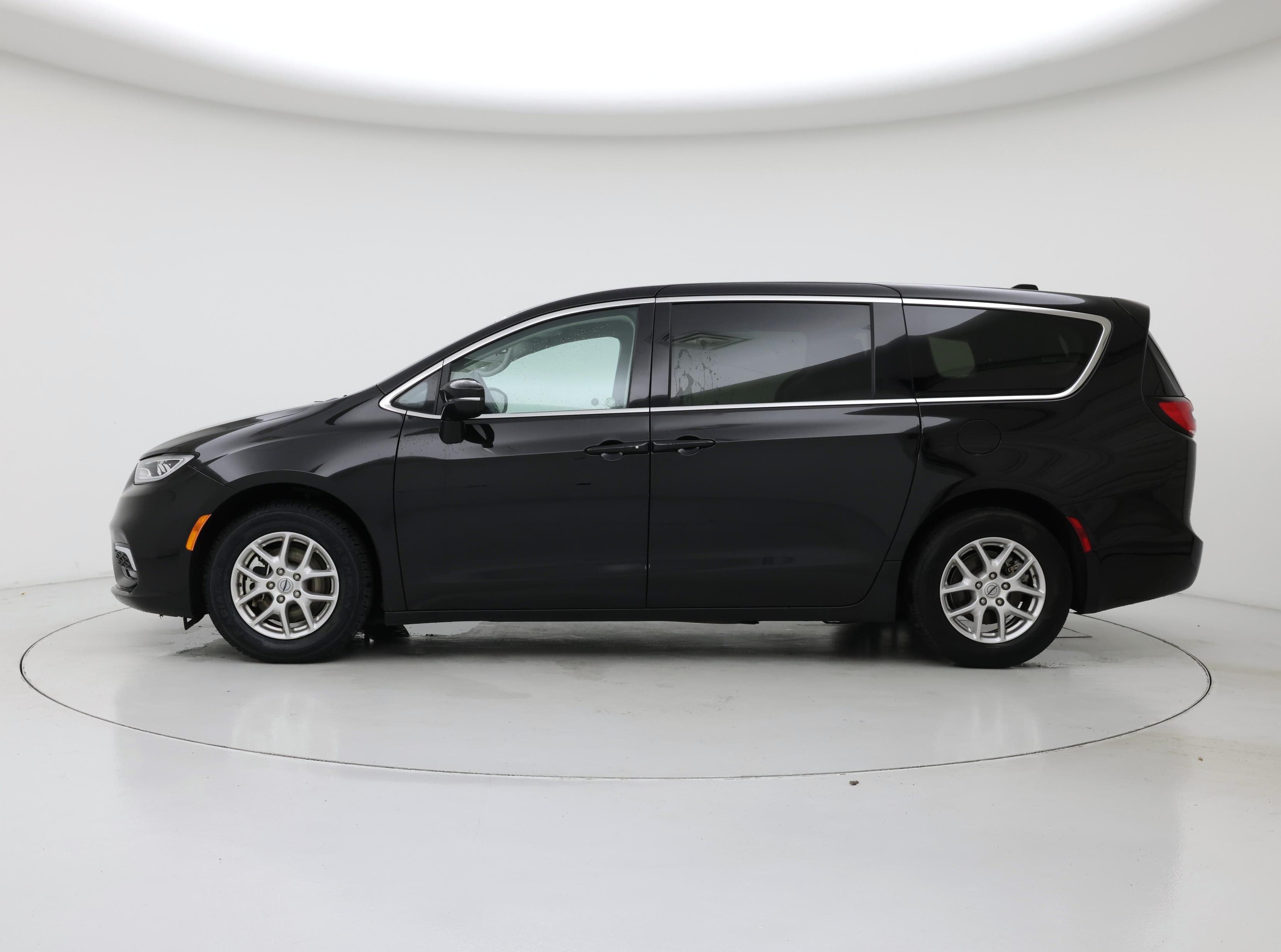 Thumbnail: 2024 Chrysler Pacifica - 3