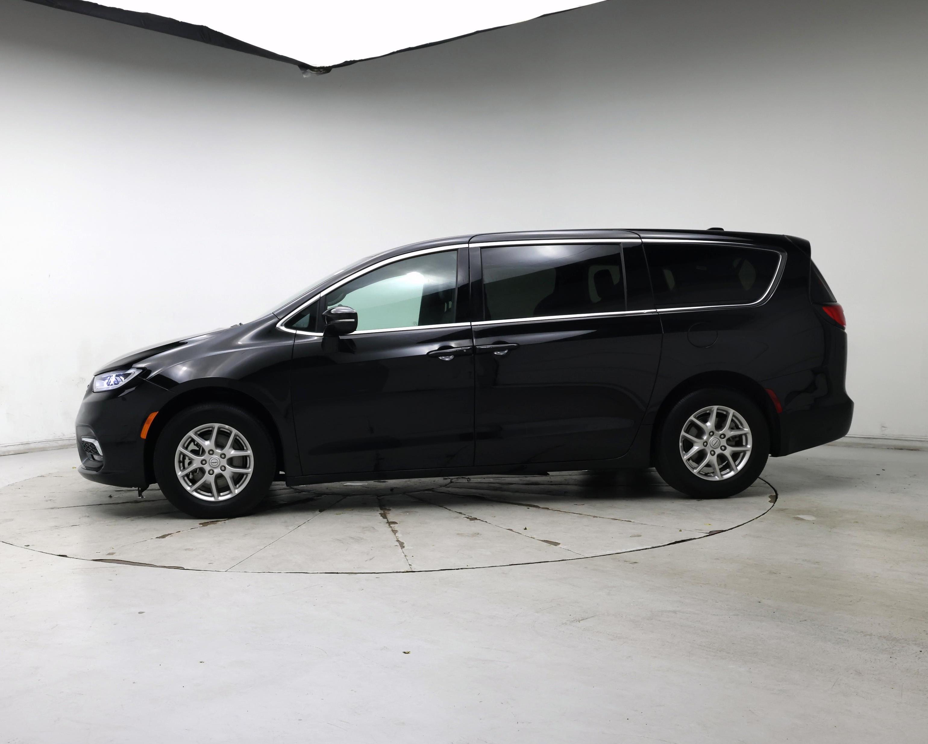 Thumbnail: 2025 Chrysler Pacifica - 3