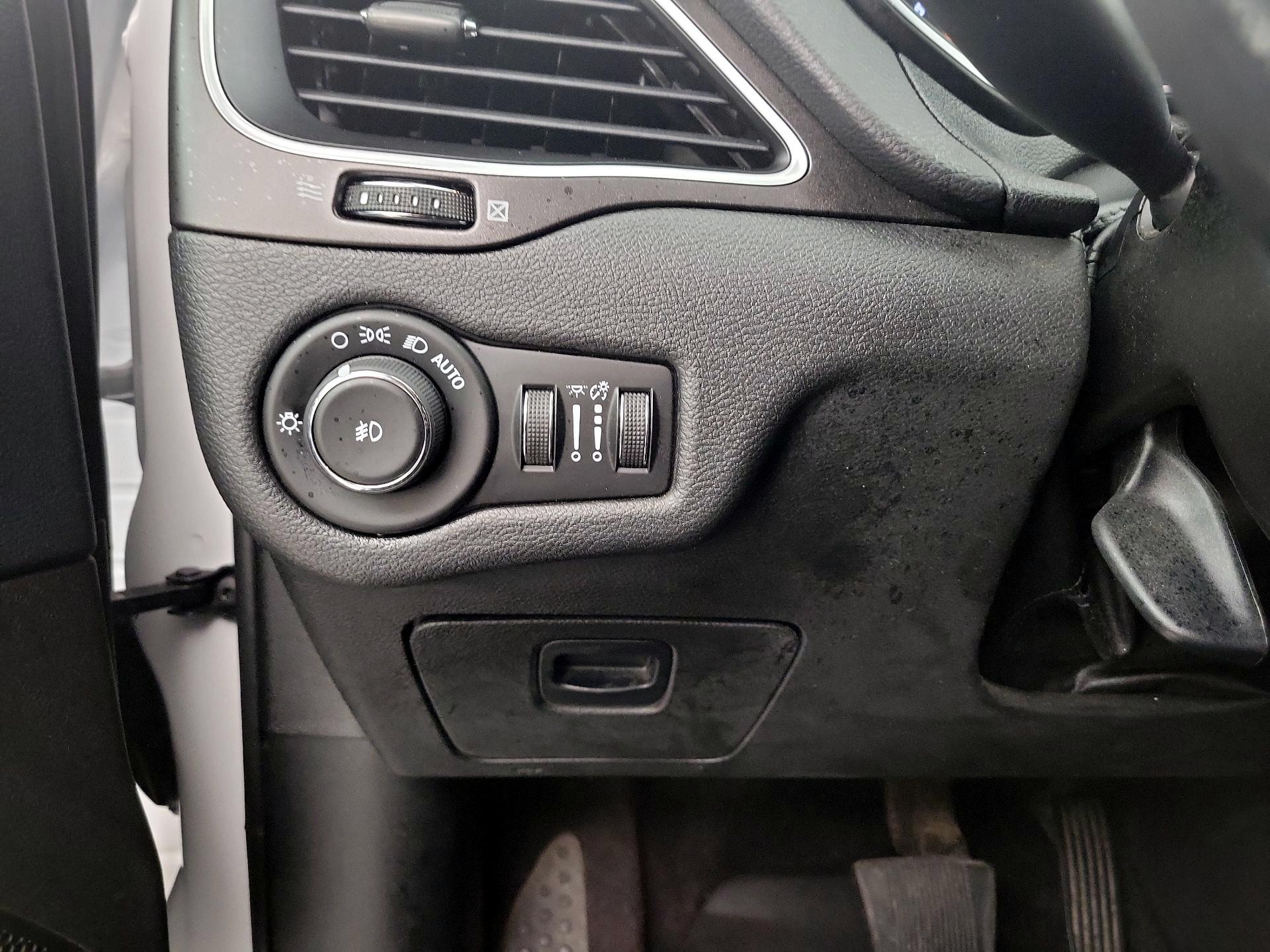 Thumbnail: 2019 Jeep Cherokee - 13
