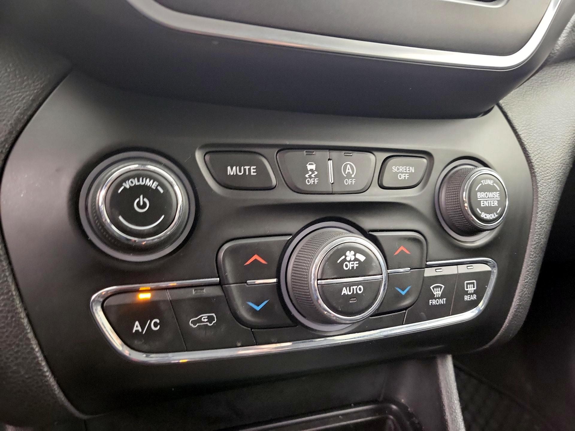 Thumbnail: 2019 Jeep Cherokee - 16