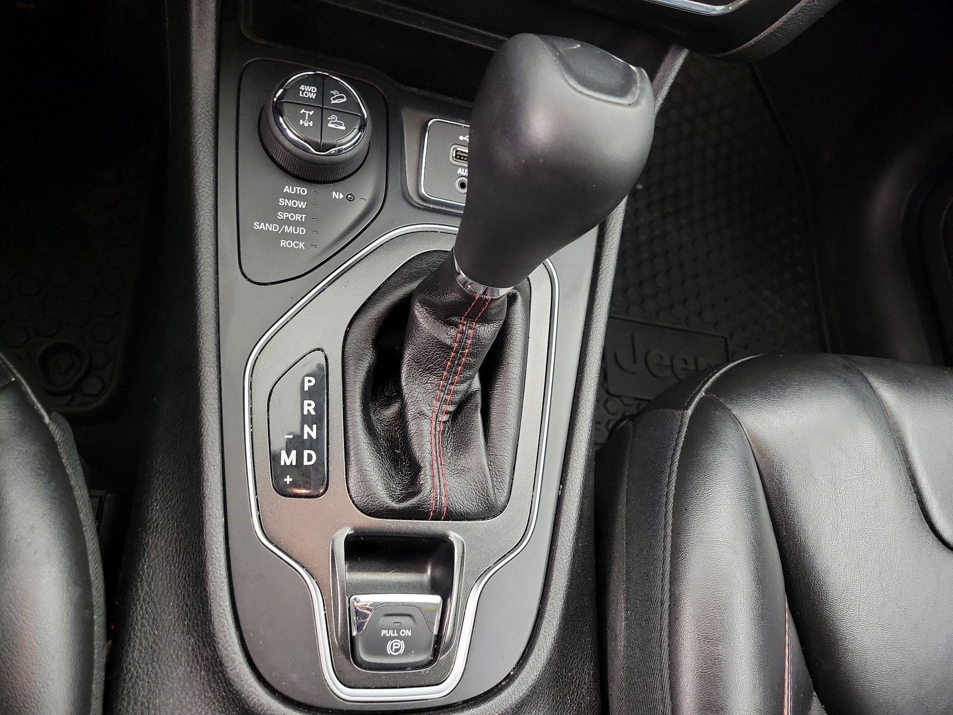 Thumbnail: 2019 Jeep Cherokee - 17