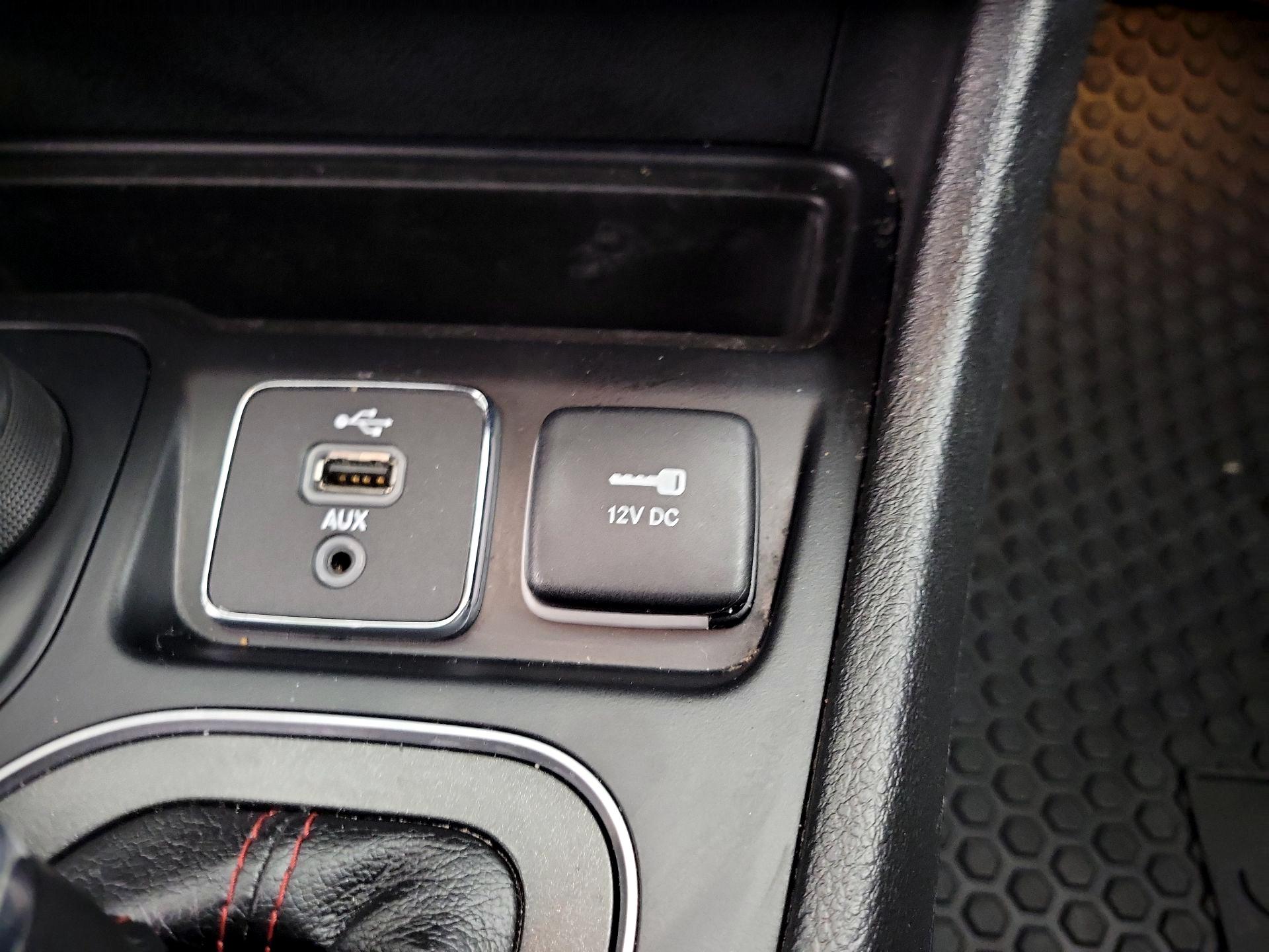 Thumbnail: 2019 Jeep Cherokee - 18