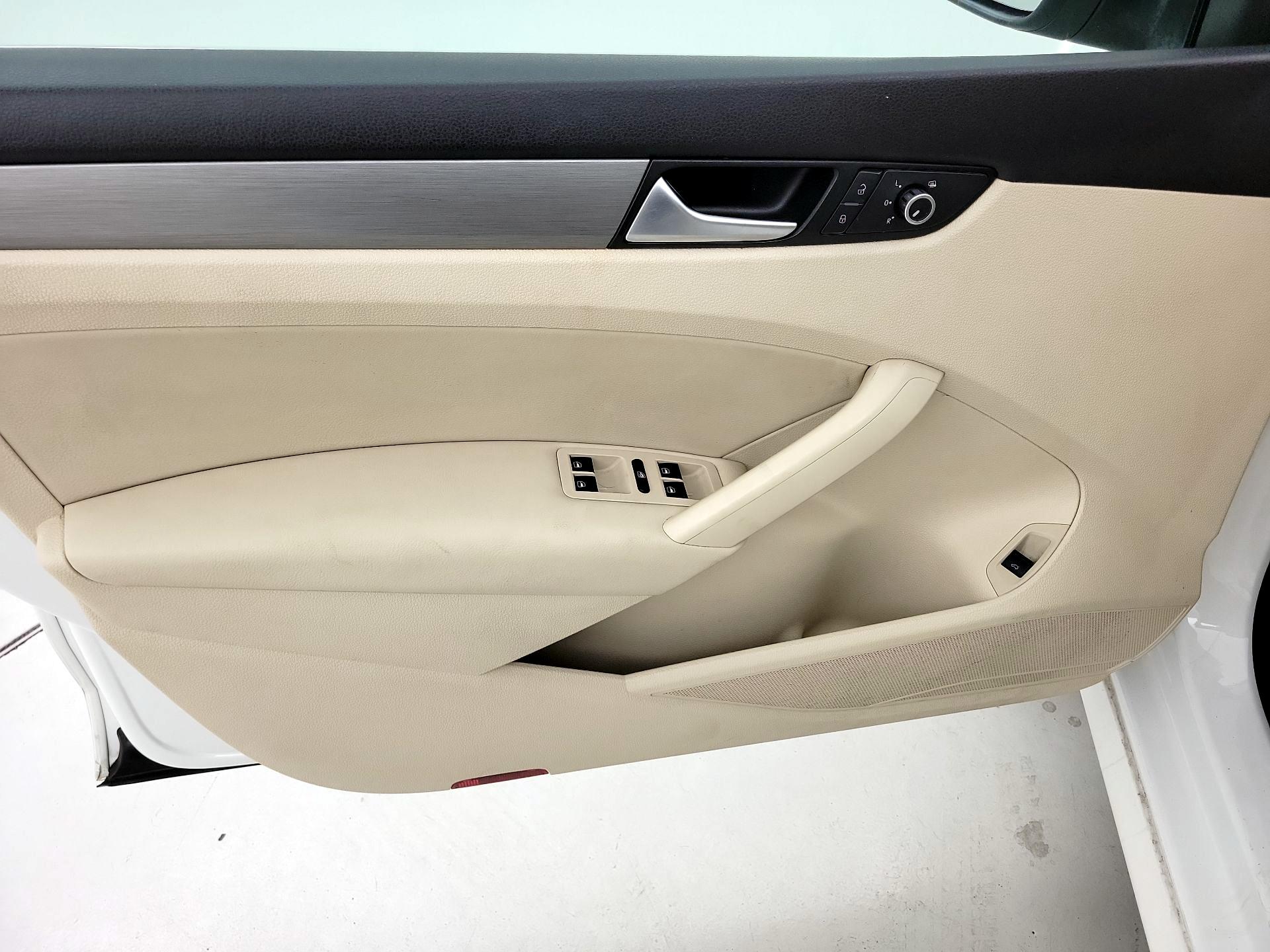 Thumbnail: 2015 Volkswagen Passat - 12