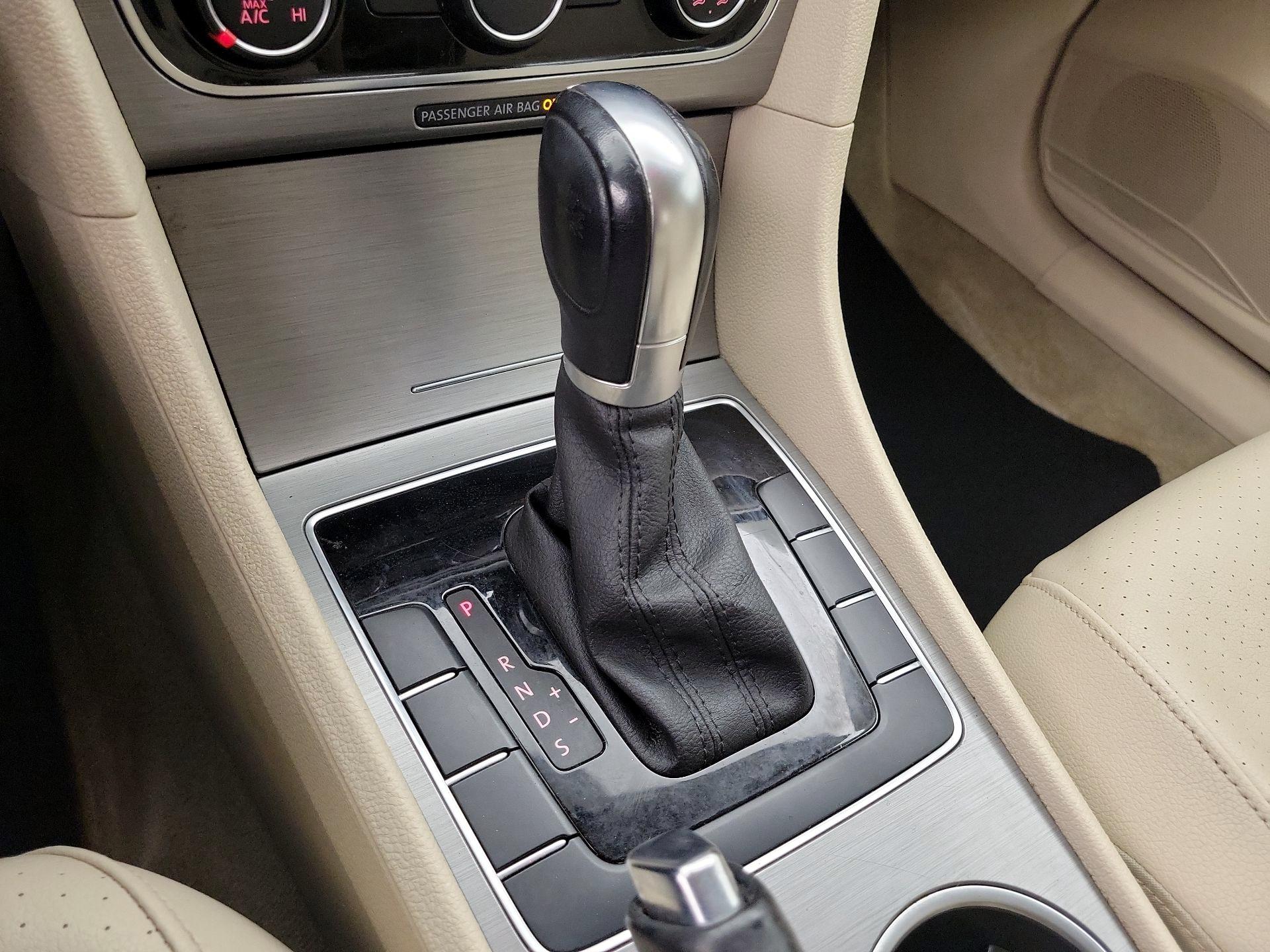 Thumbnail: 2015 Volkswagen Passat - 17