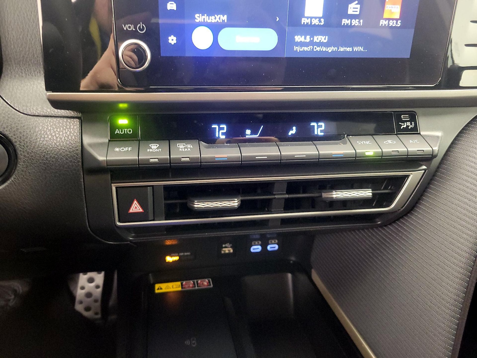 2025 Toyota Camry SE - Photo 17