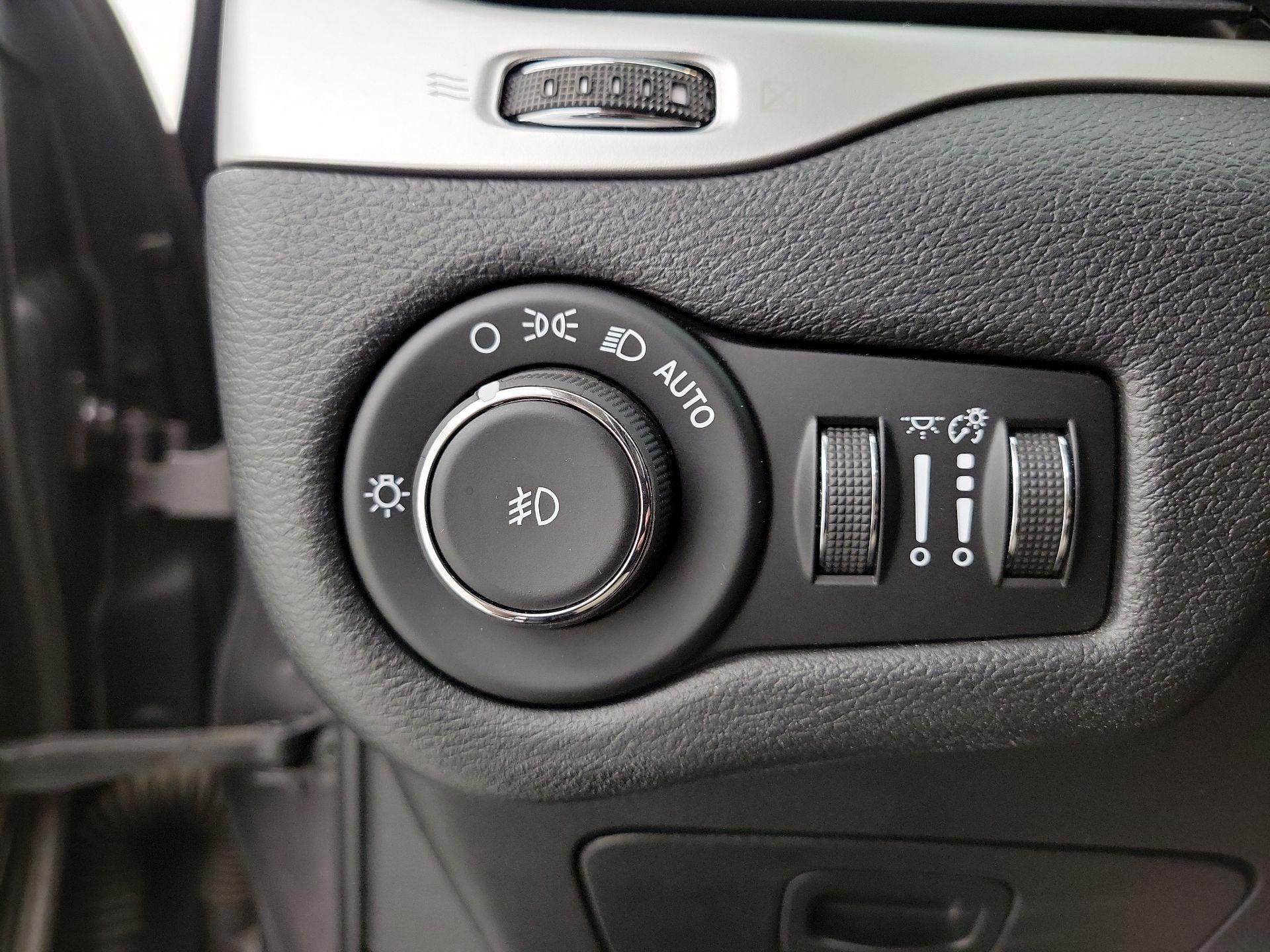 Thumbnail: 2018 Jeep Cherokee - 13