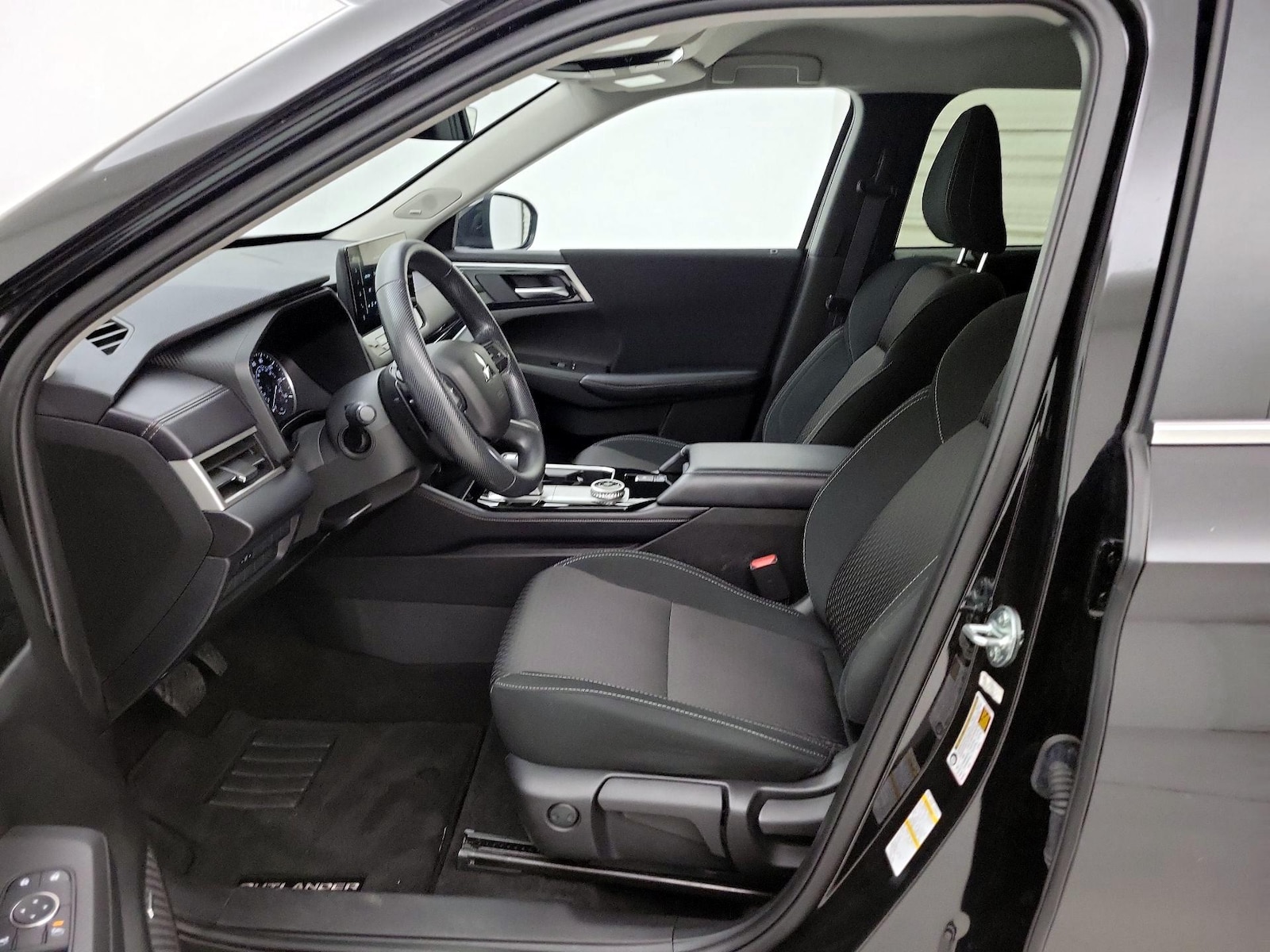 2025 Mitsubishi Outlander ES - Photo 12