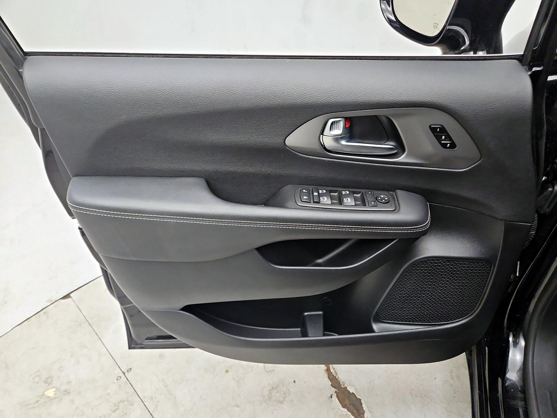 Thumbnail: 2025 Chrysler Pacifica - 12
