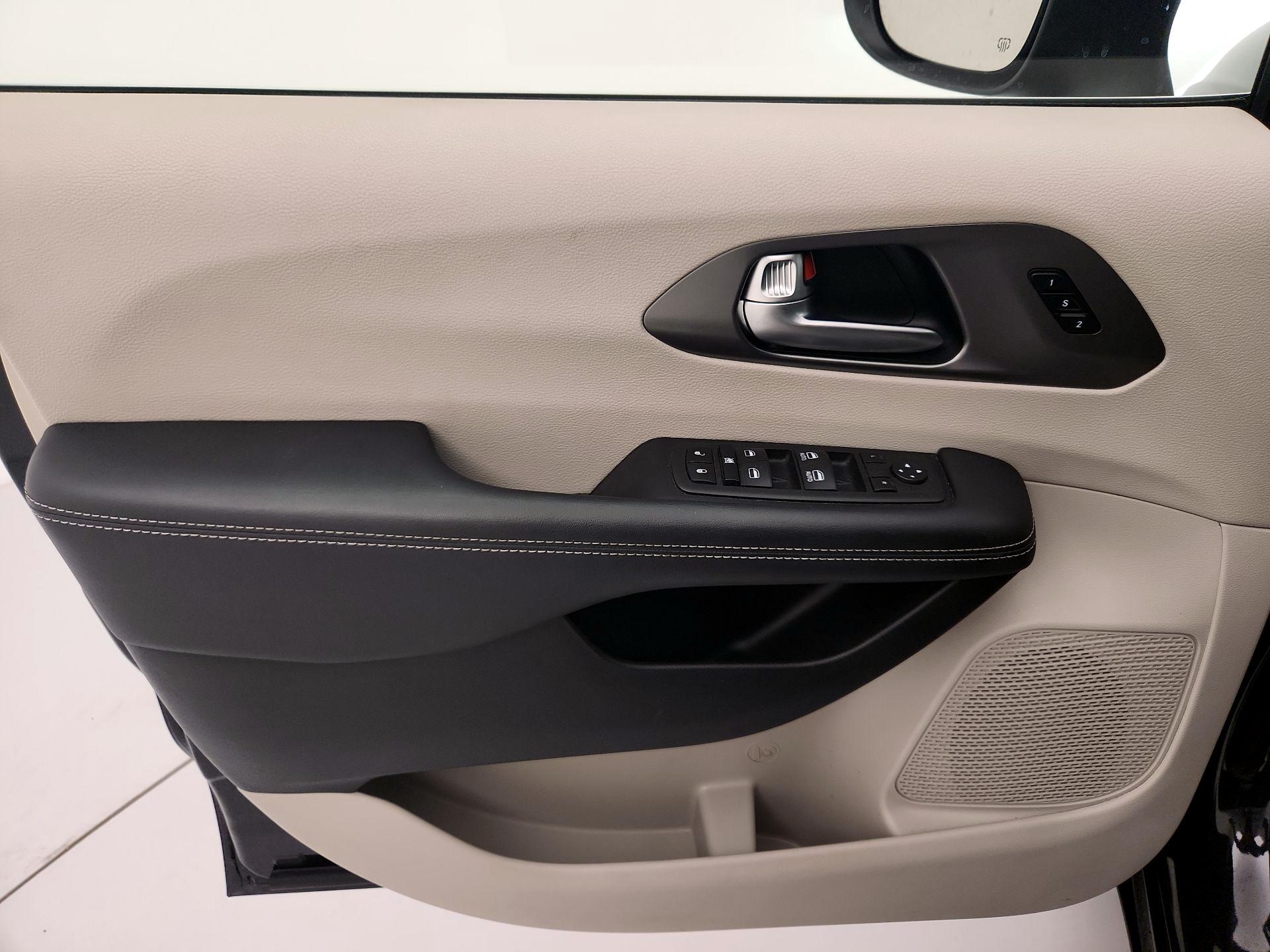 Thumbnail: 2023 Chrysler Pacifica - 12