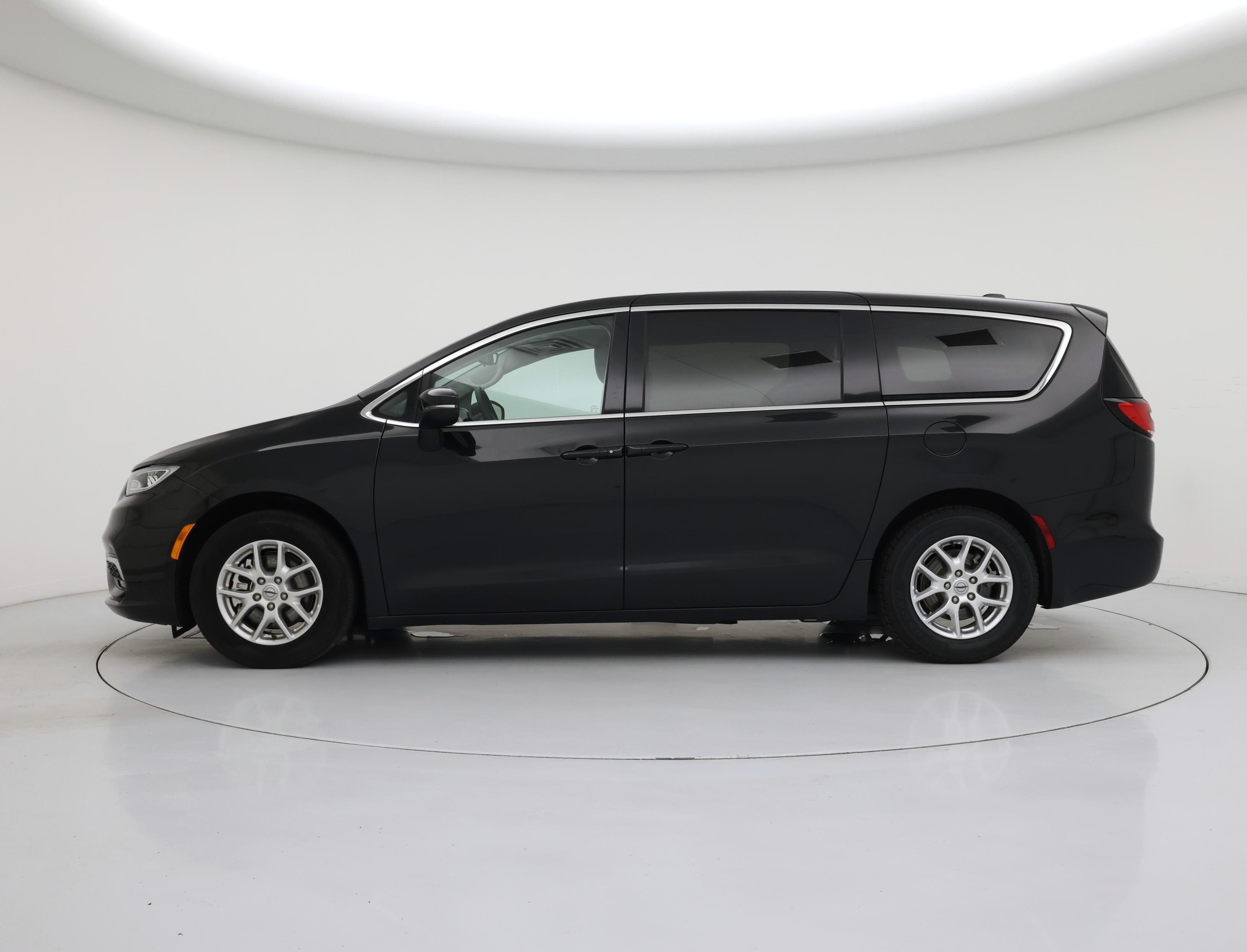 Thumbnail: 2023 Chrysler Pacifica - 3