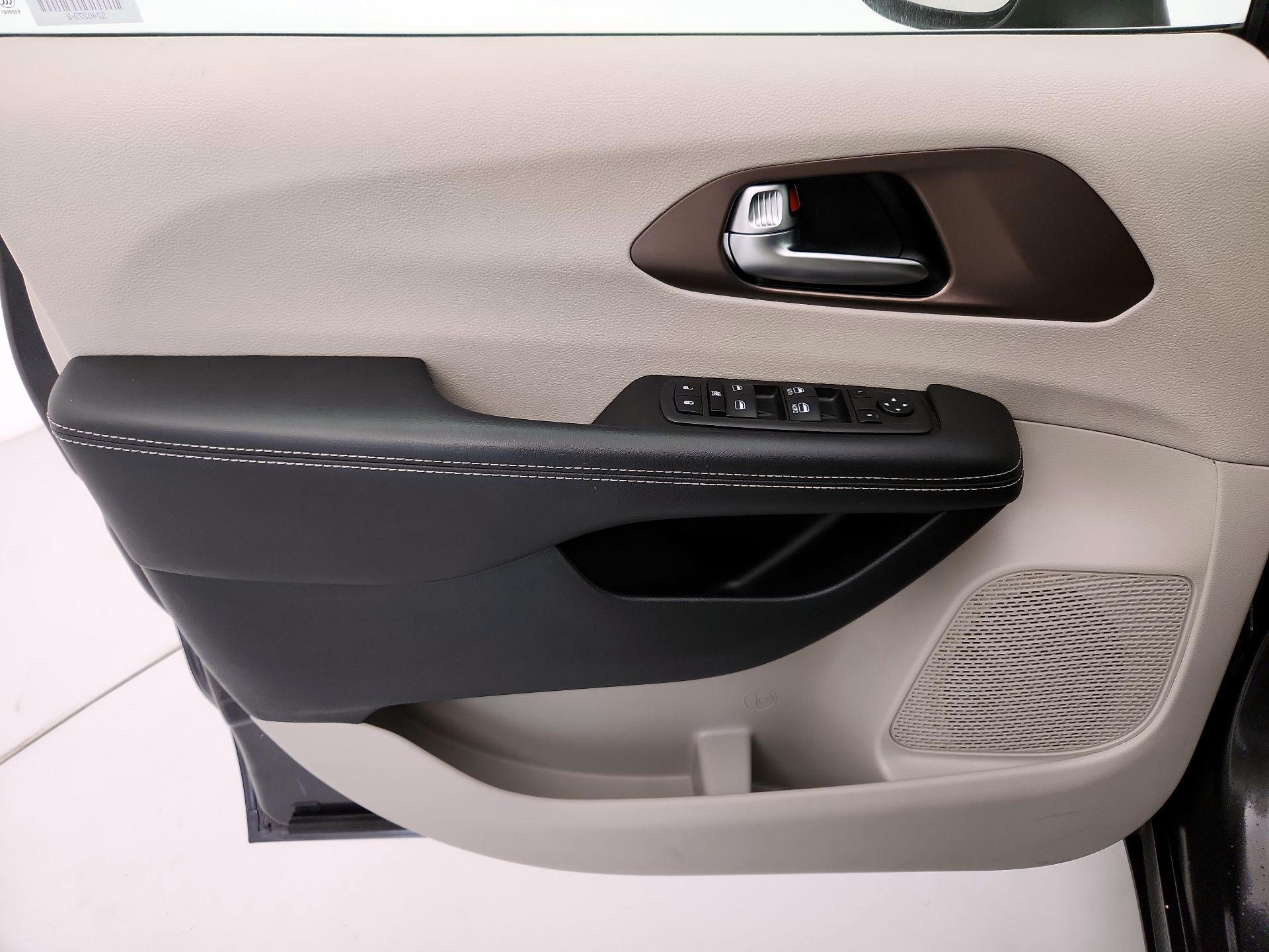 Thumbnail: 2023 Chrysler Voyager - 12