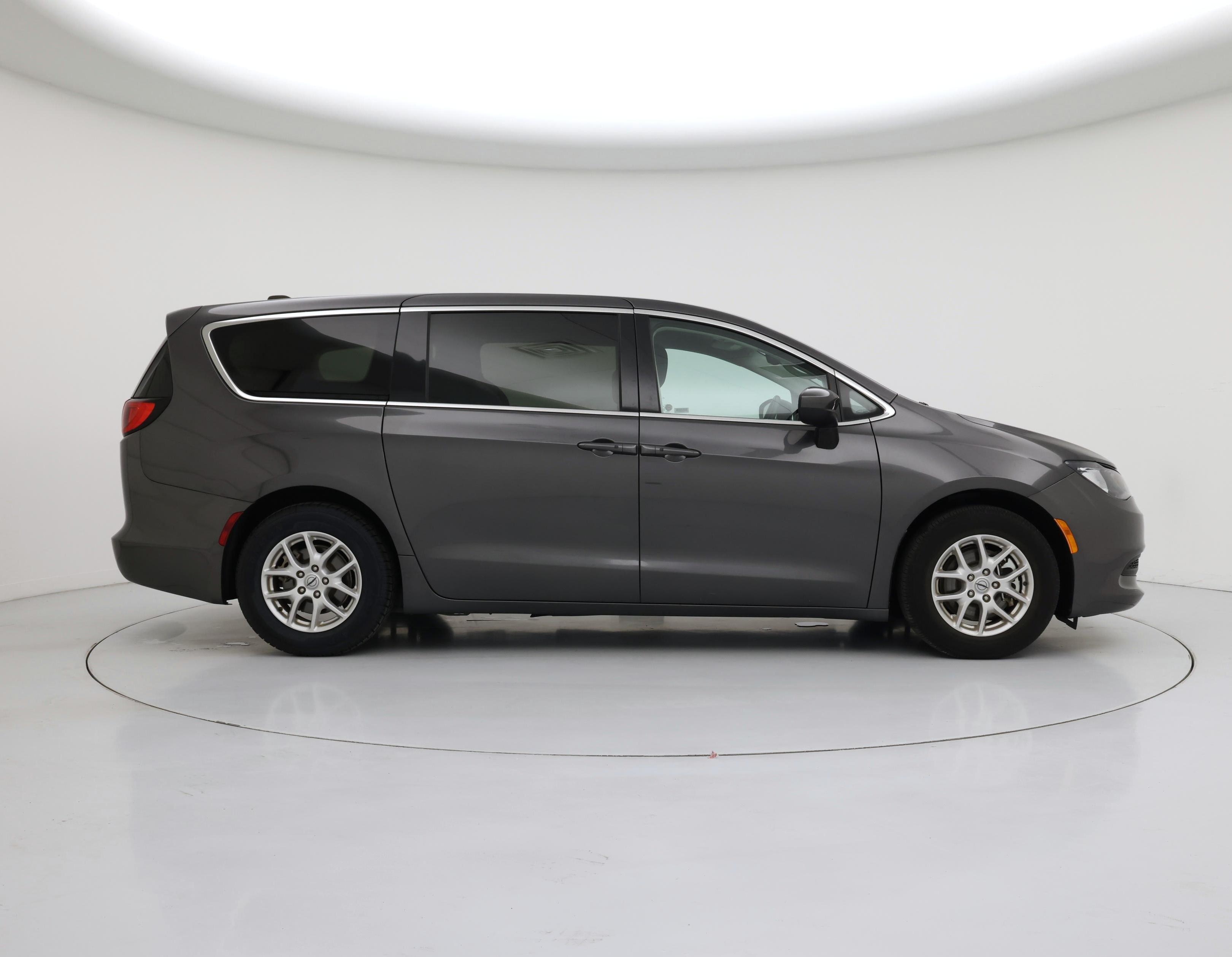 Thumbnail: 2023 Chrysler Voyager - 7