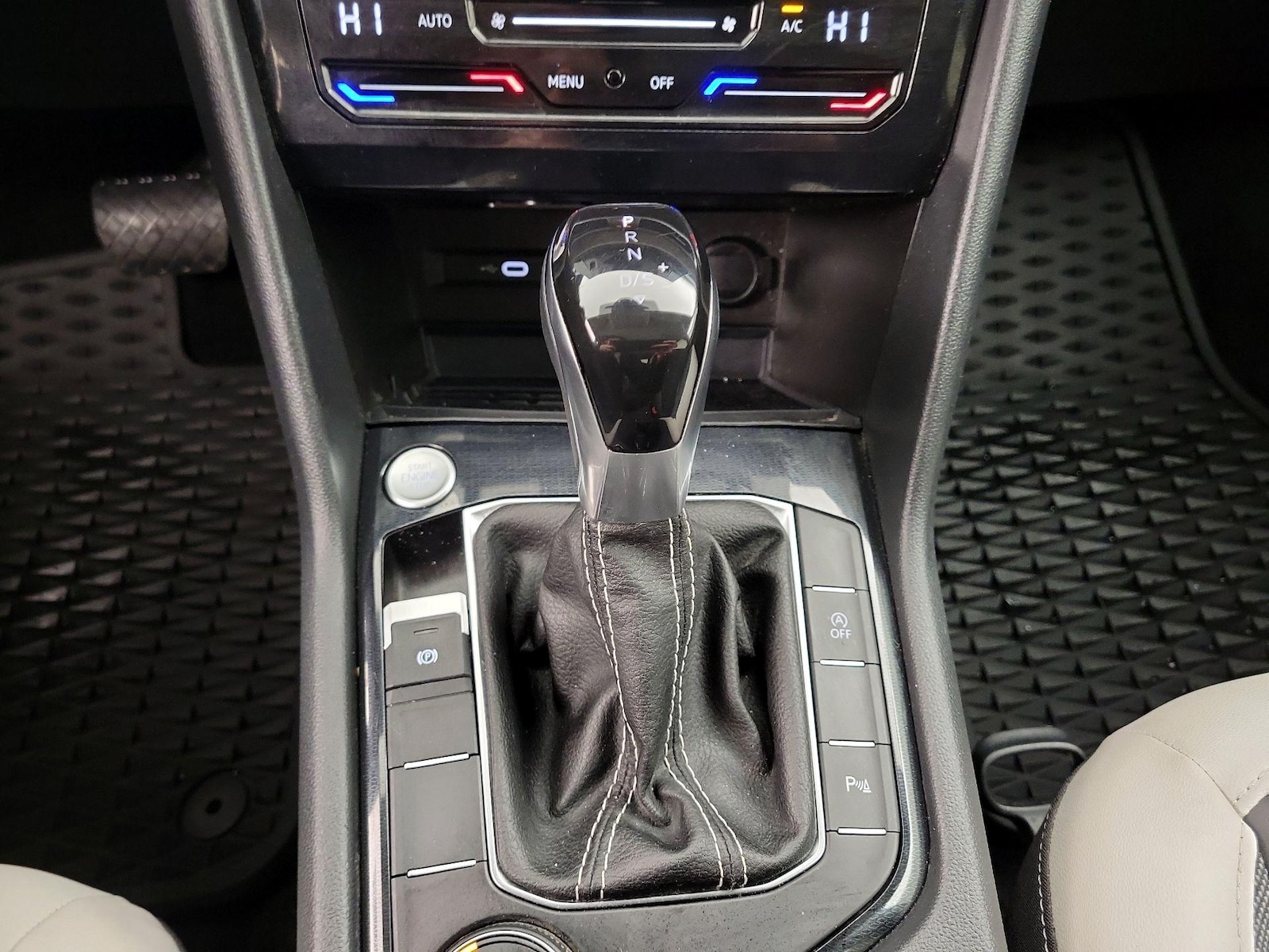 2025 Volkswagen Taos SE - Photo 18